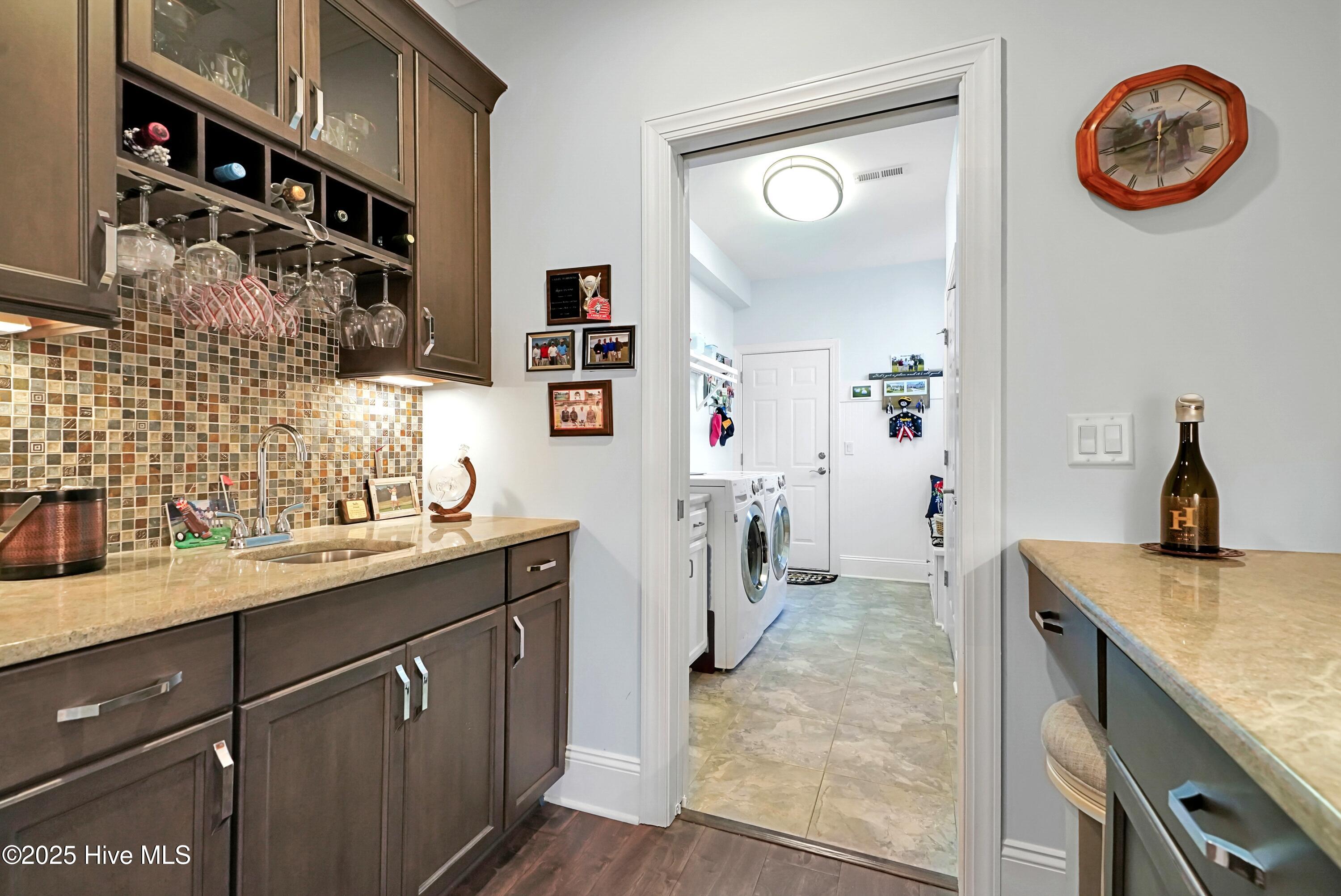 100557169 | Photo 24