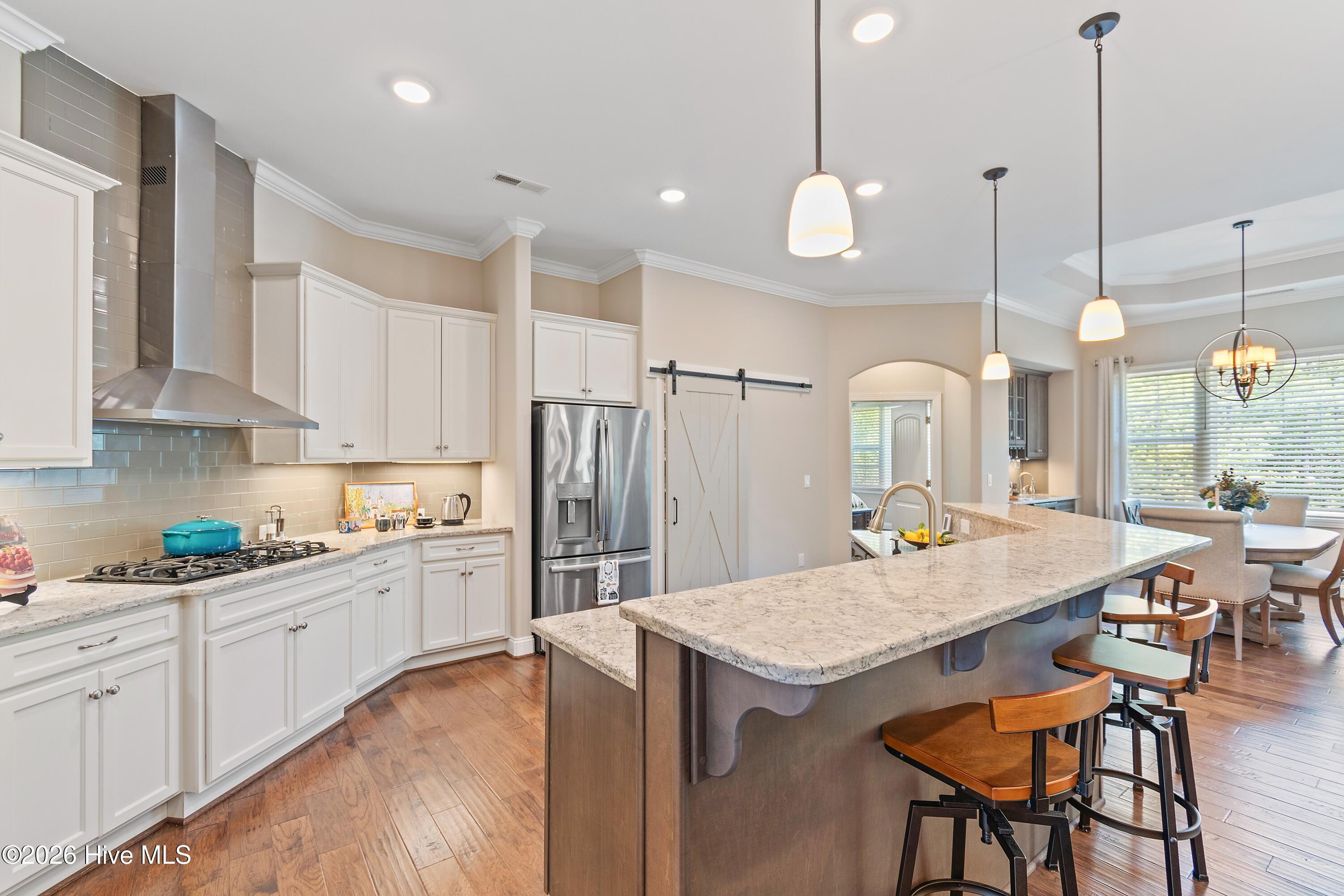 100568990 | Photo 24