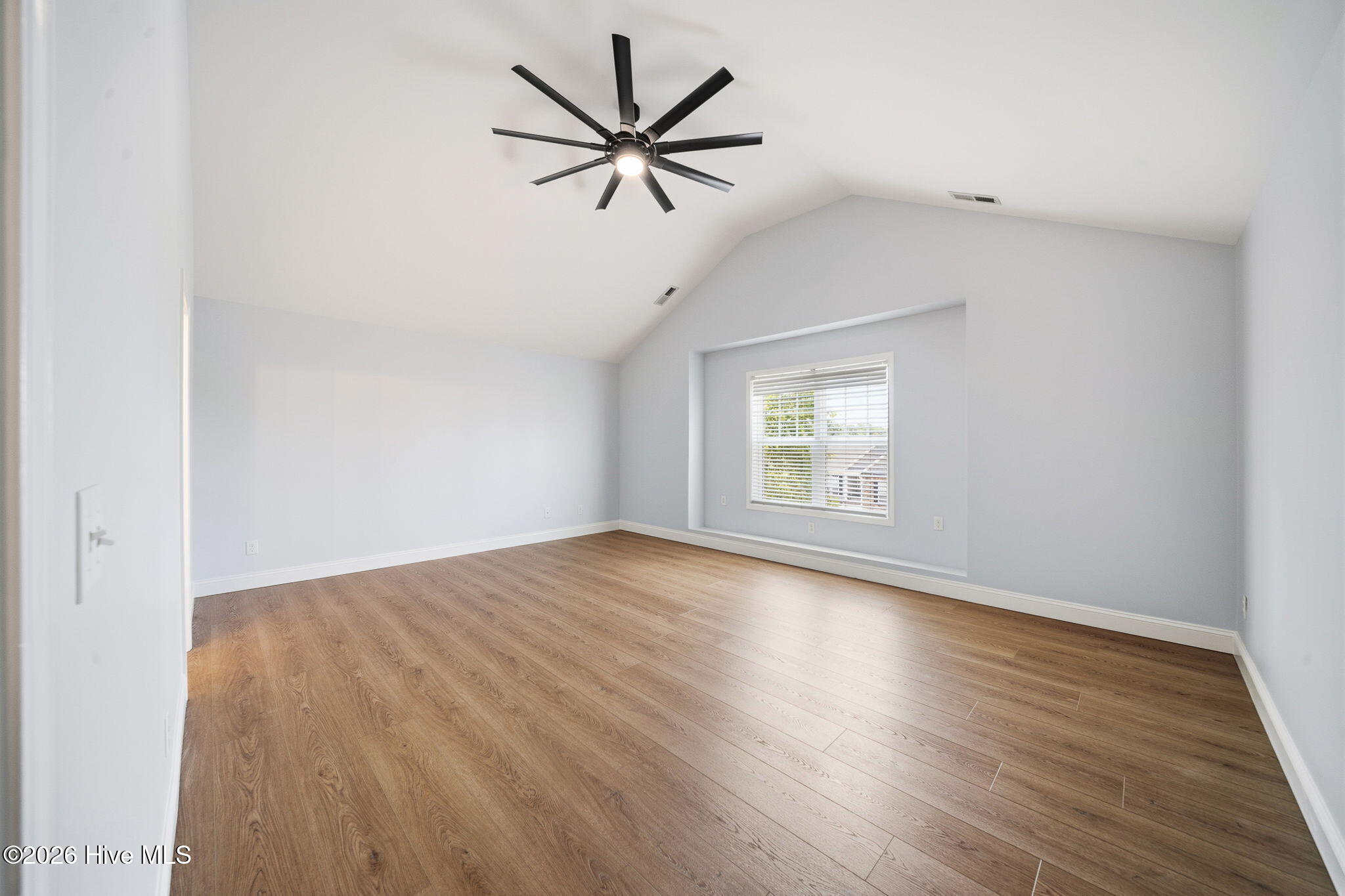 100566874 | Photo 30