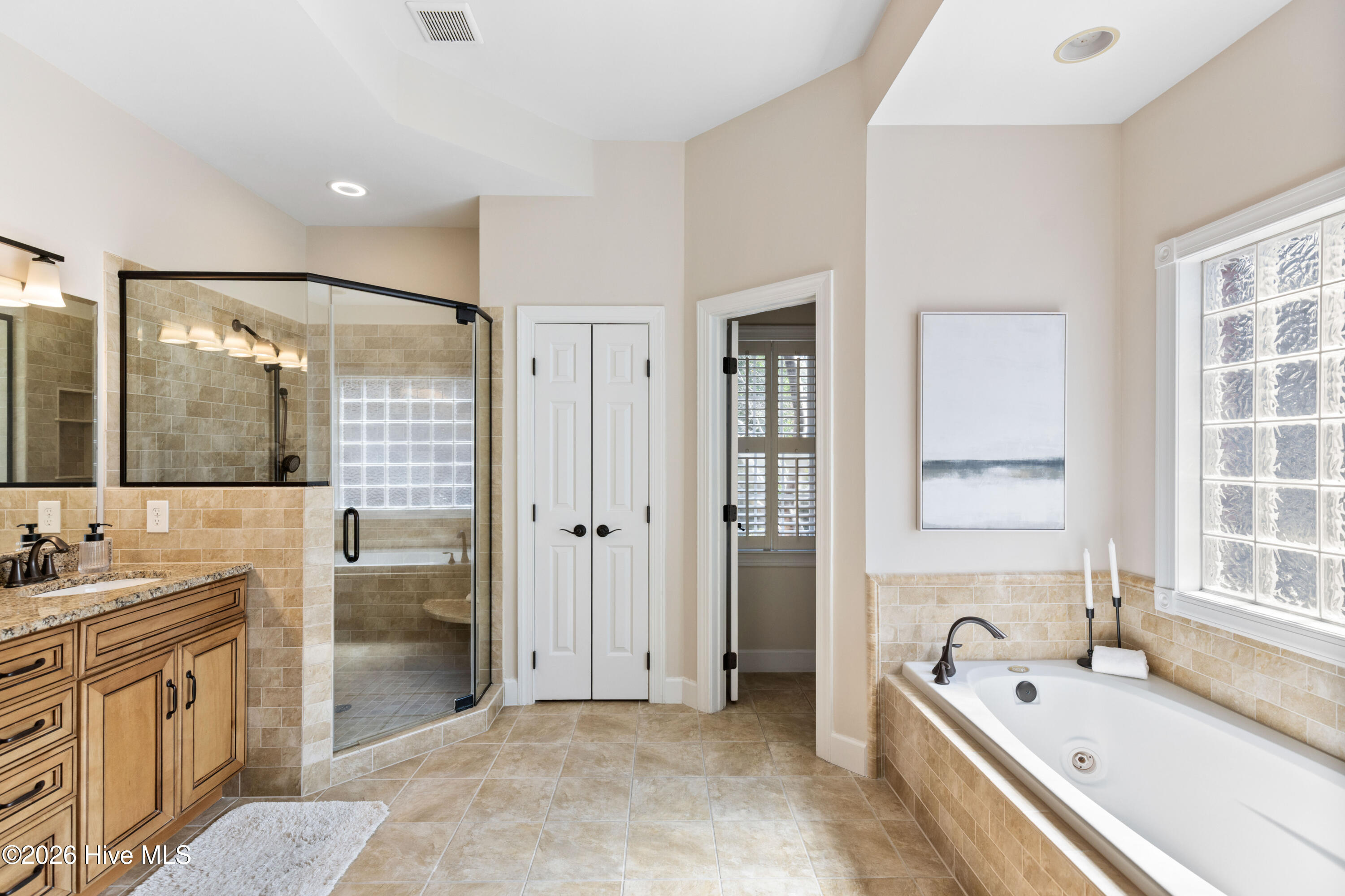 100560916 | Photo 42