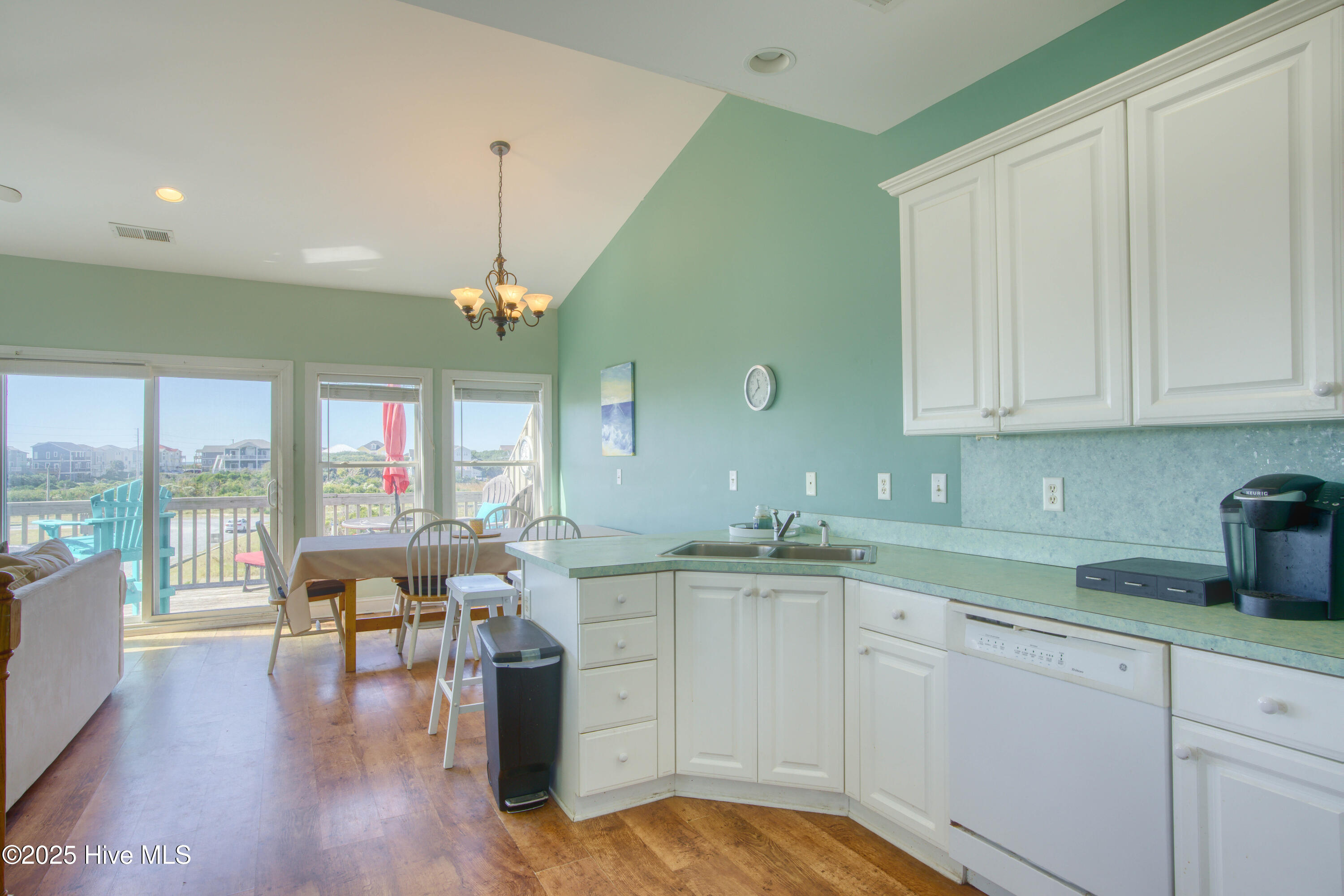 100538289 | Photo 16