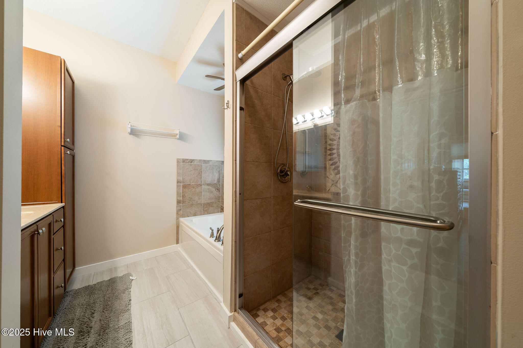 100537327 | Photo 33