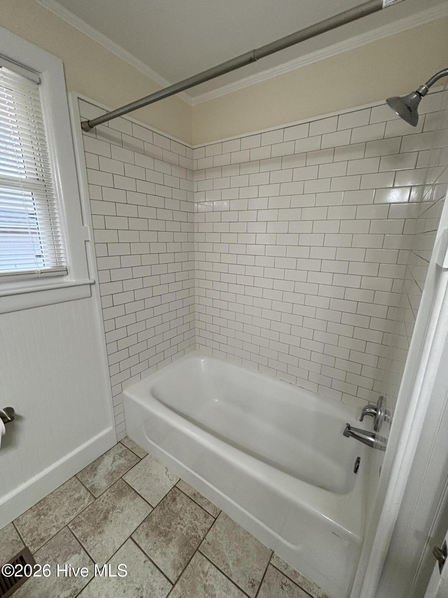 100561004 | Photo 19