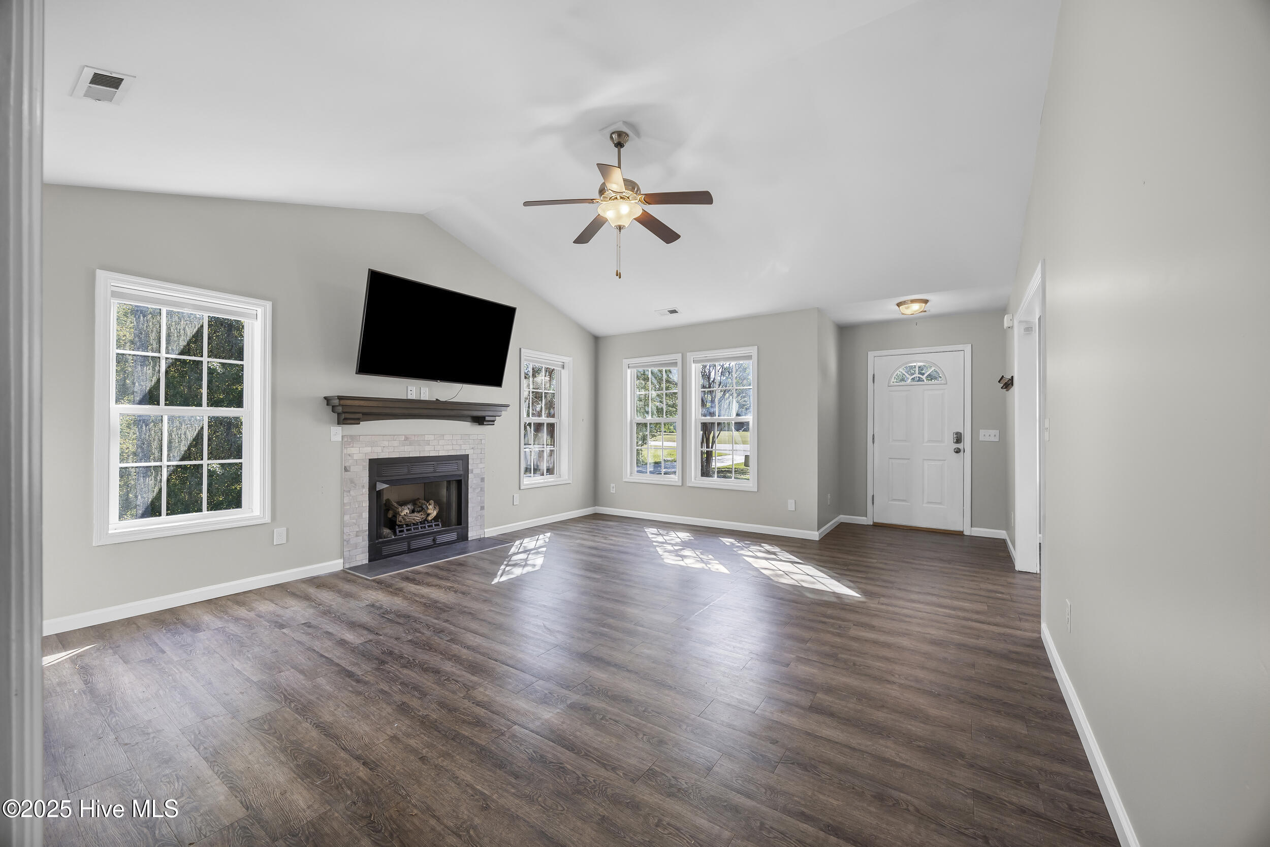 100533405 | Photo 11