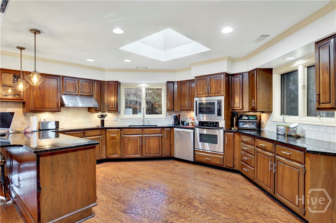 The spacious kitchen is a chef's dream!