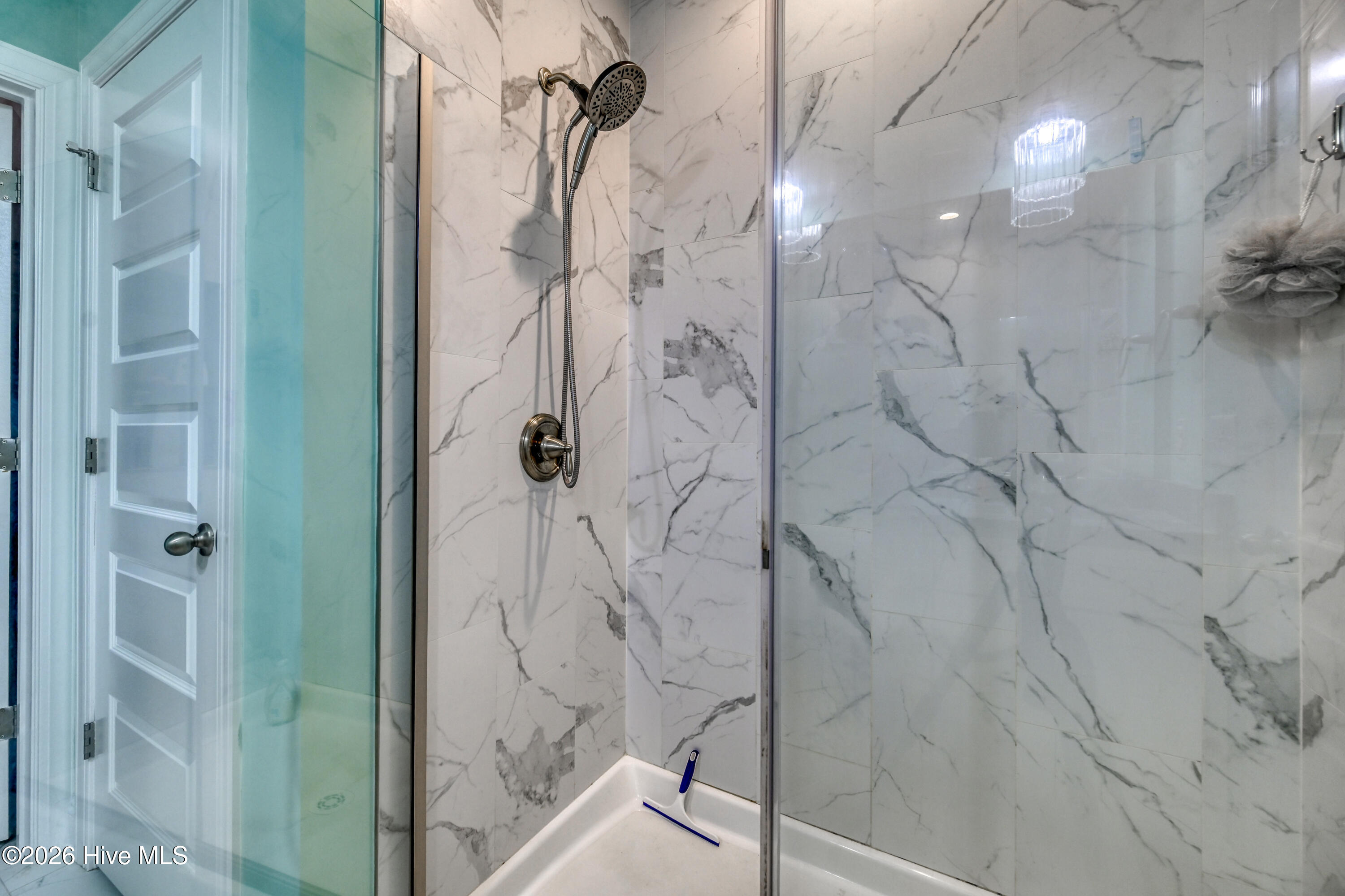 100569284 | Photo 28