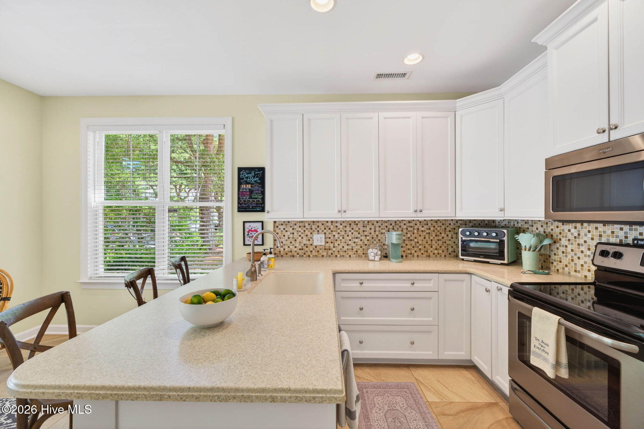 100570358 | Photo 23