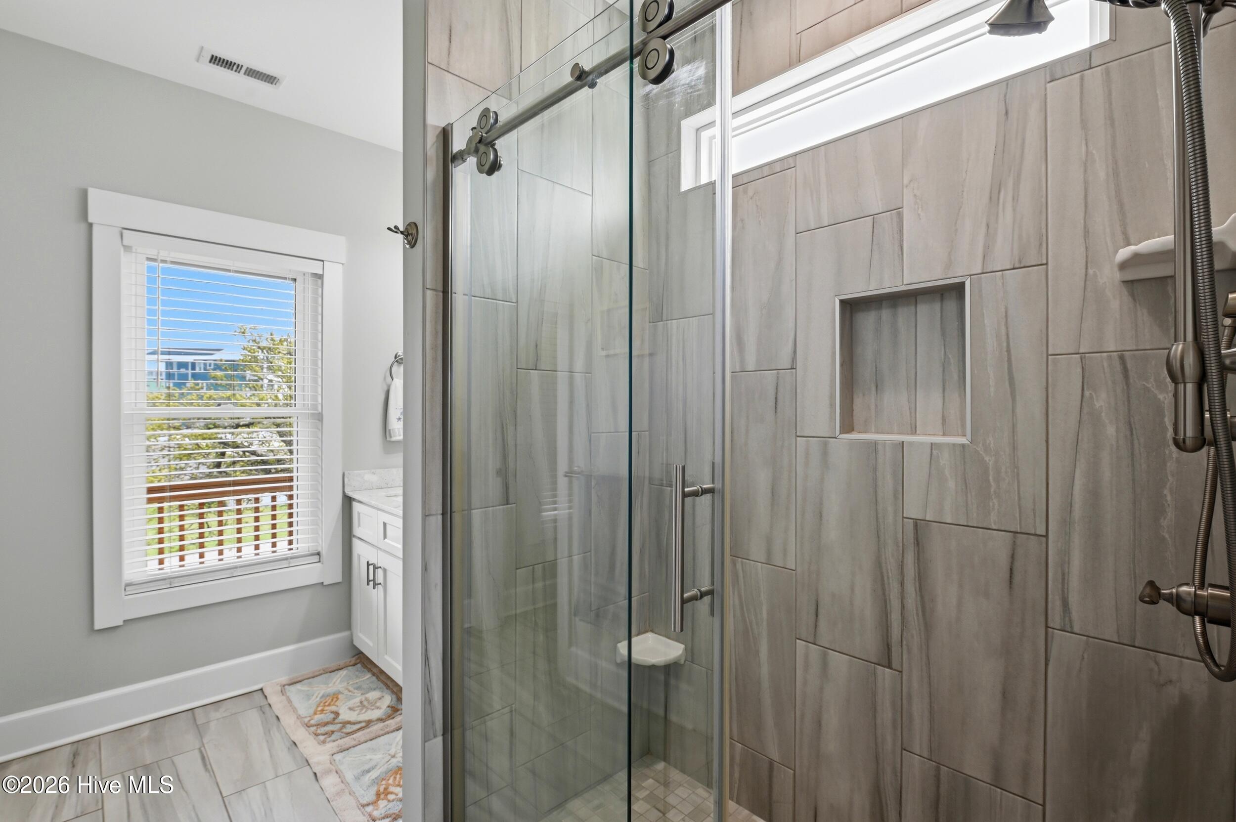 100566113 | Photo 24