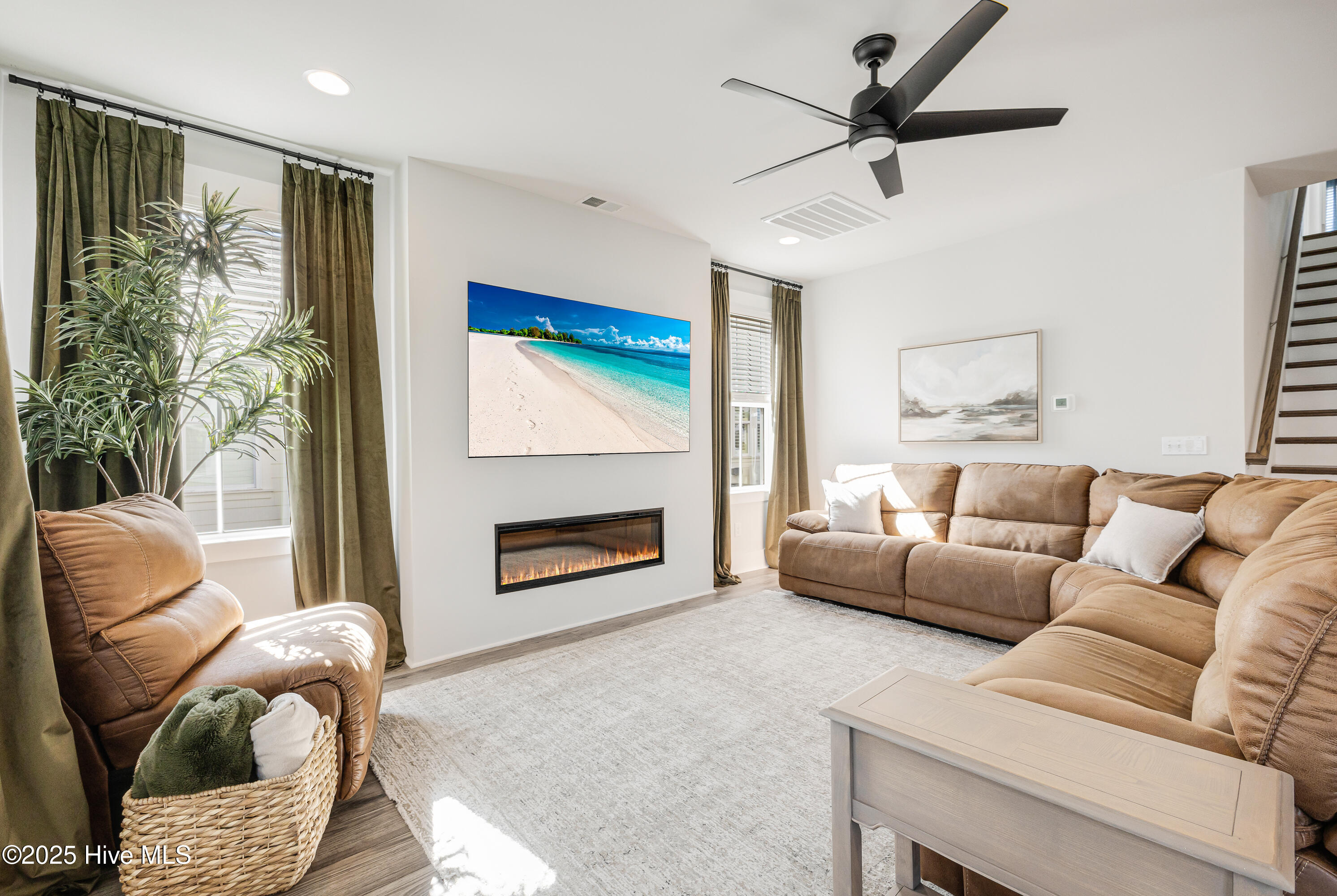 100553825 | Photo 14