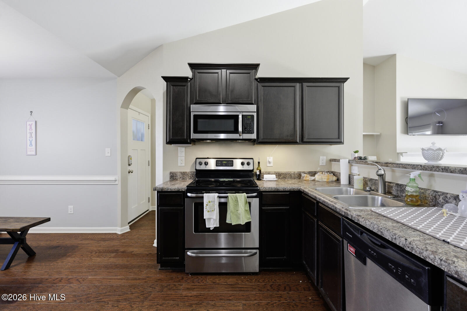 100561870 | Photo 10