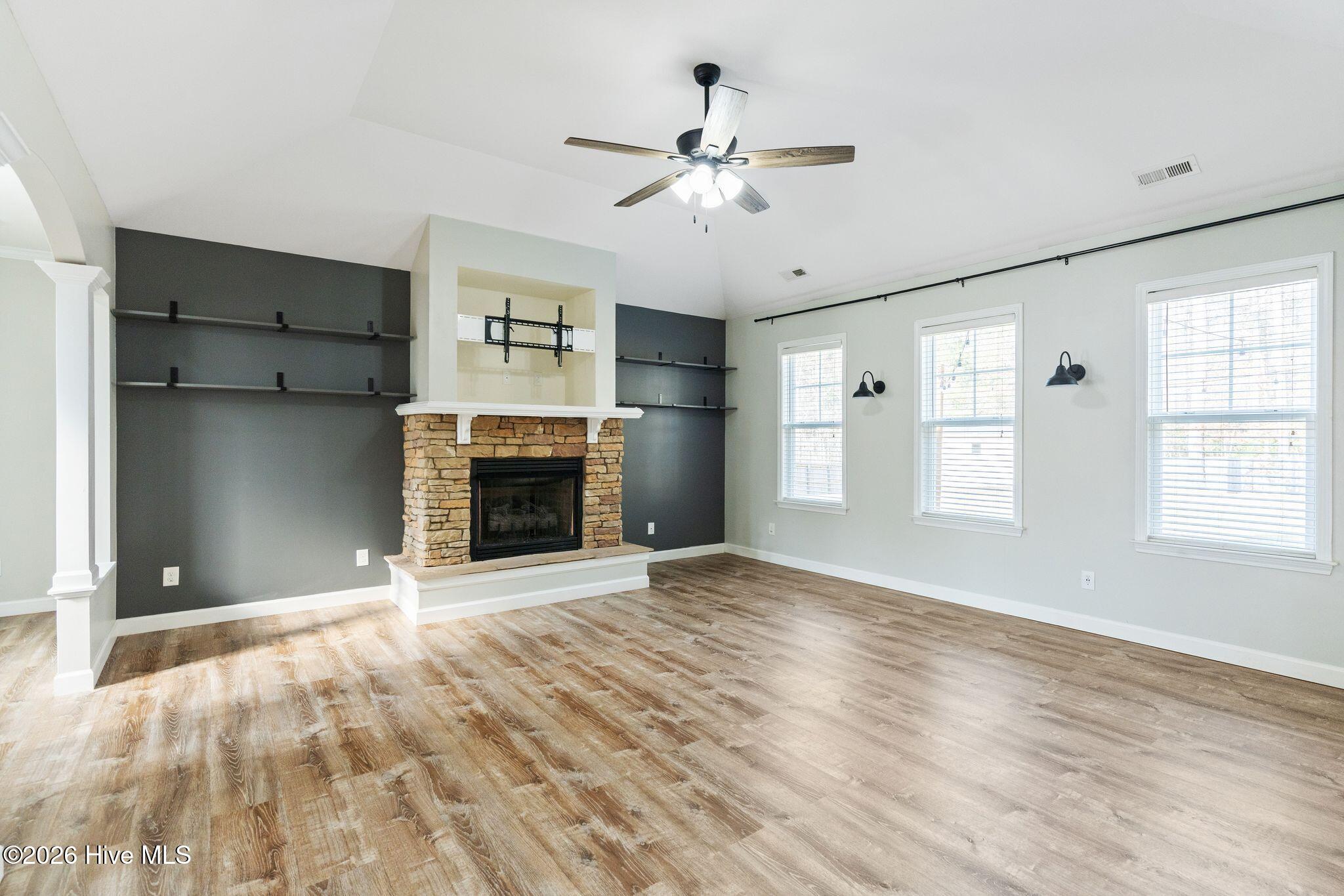 100558662 | Photo 26