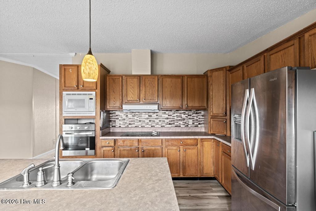 100561746 | Photo 11