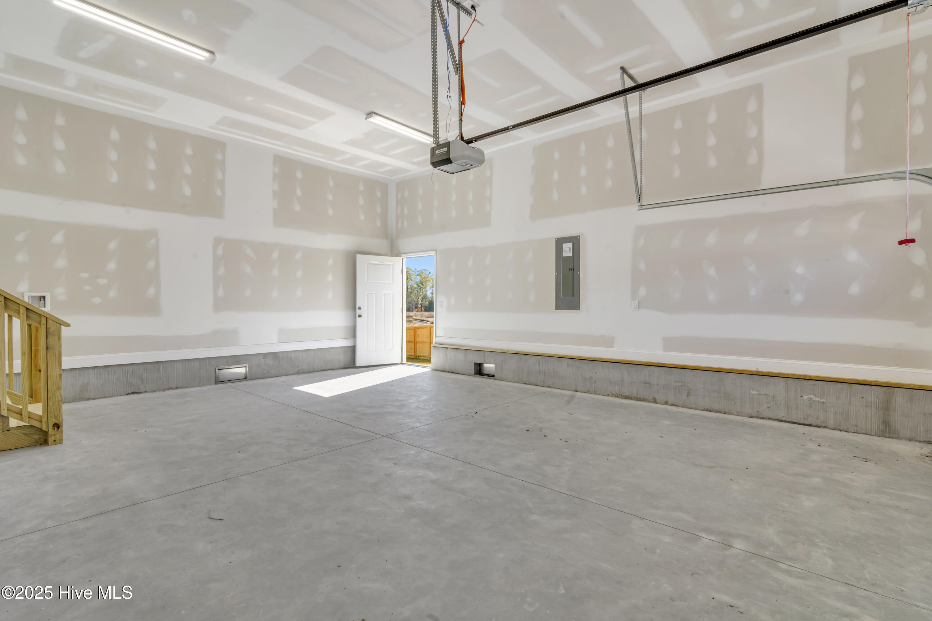 100566089 | Photo 21