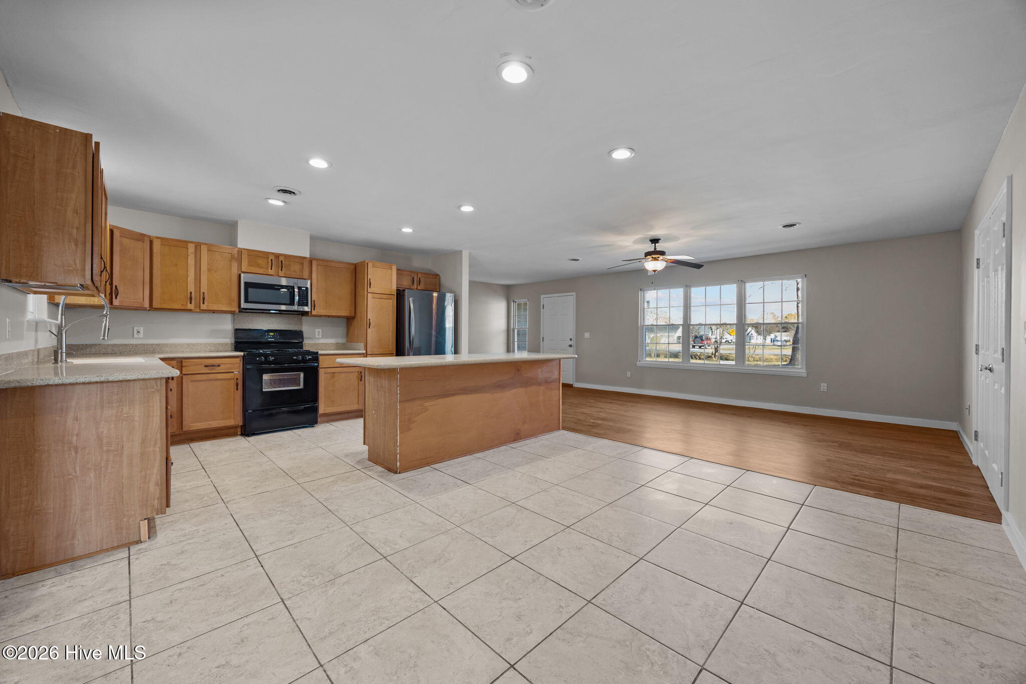 100550445 | Photo 11