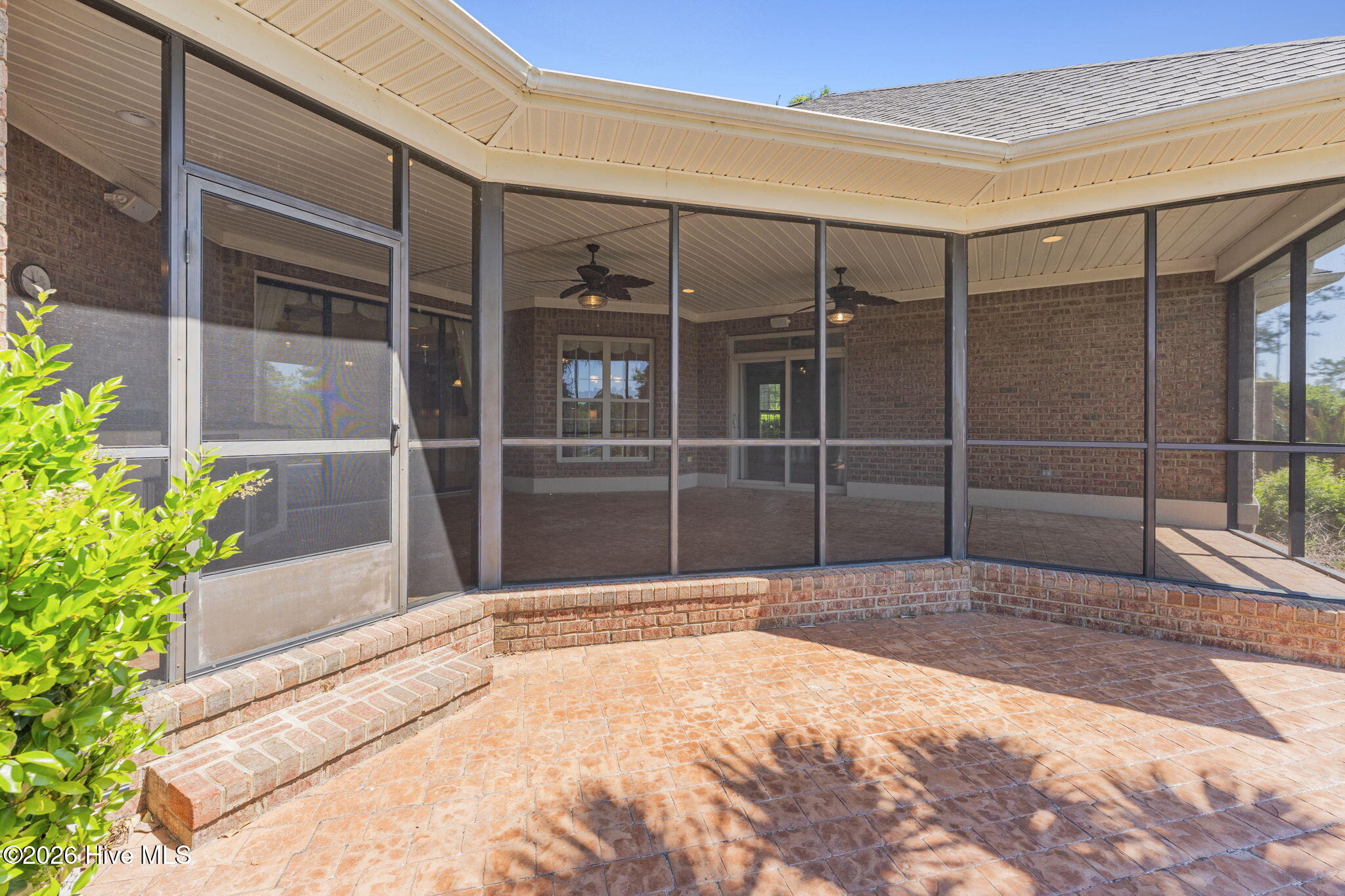 100568183 | Photo 25