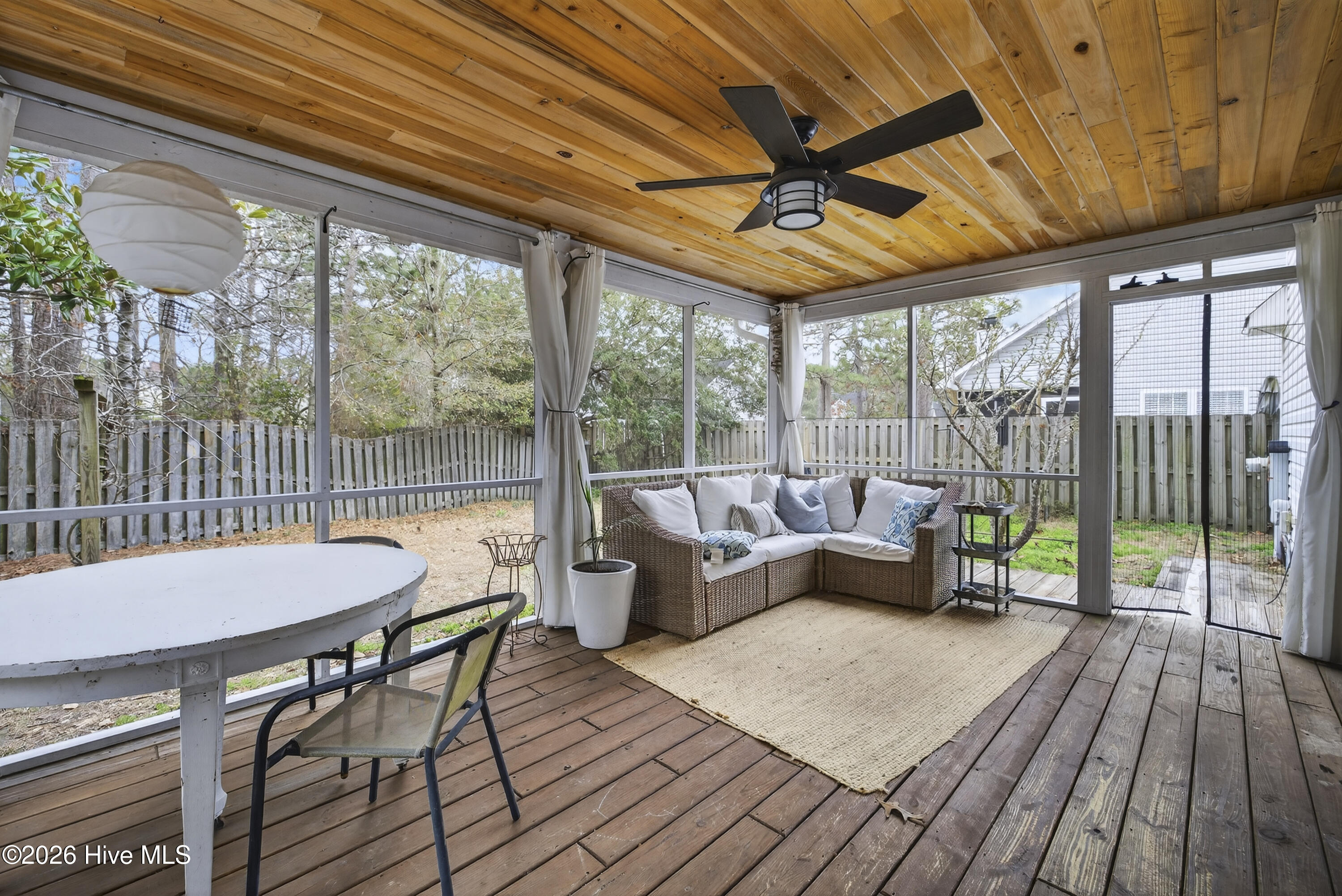 100558180 | Photo 35