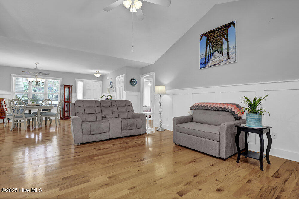 100532845 | Photo 10