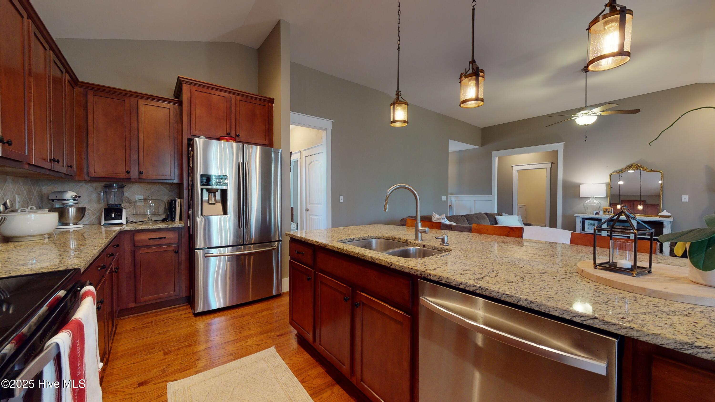 100570166 | Photo 35