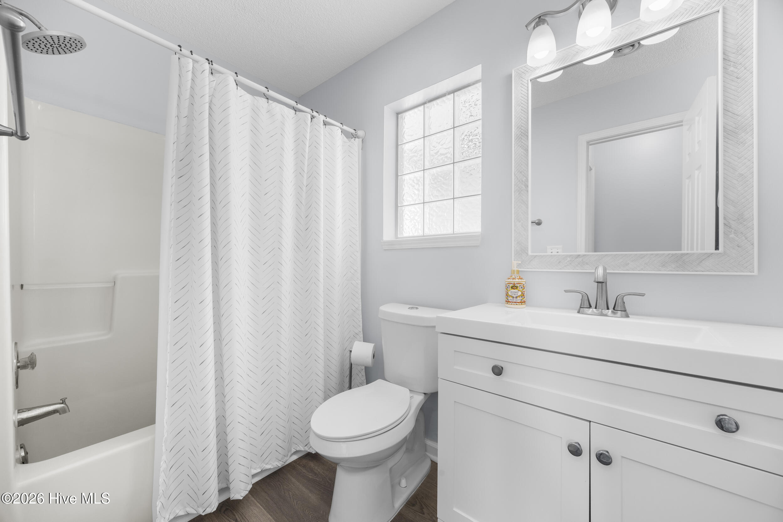 100565263 | Photo 31