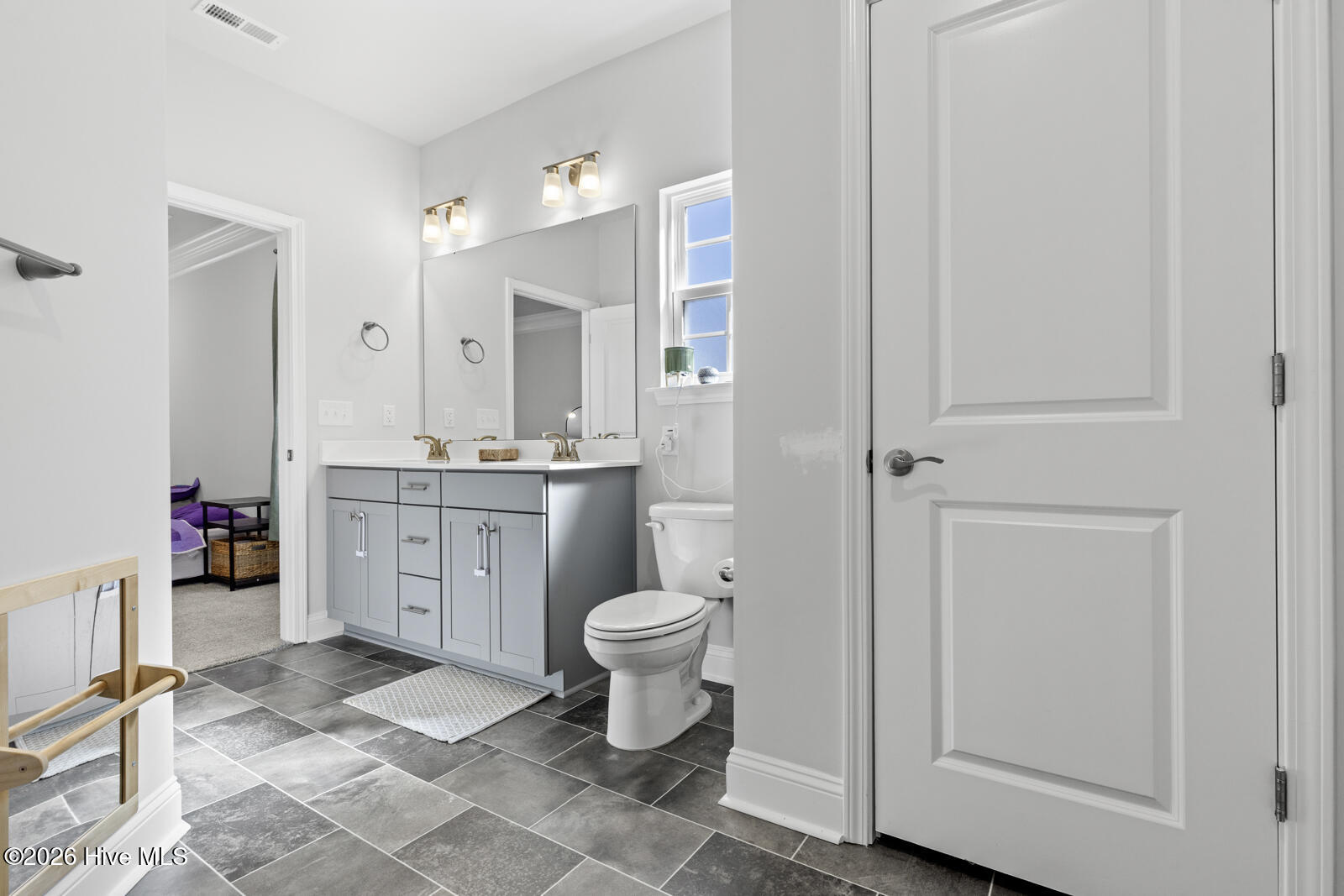 100560379 | Photo 13