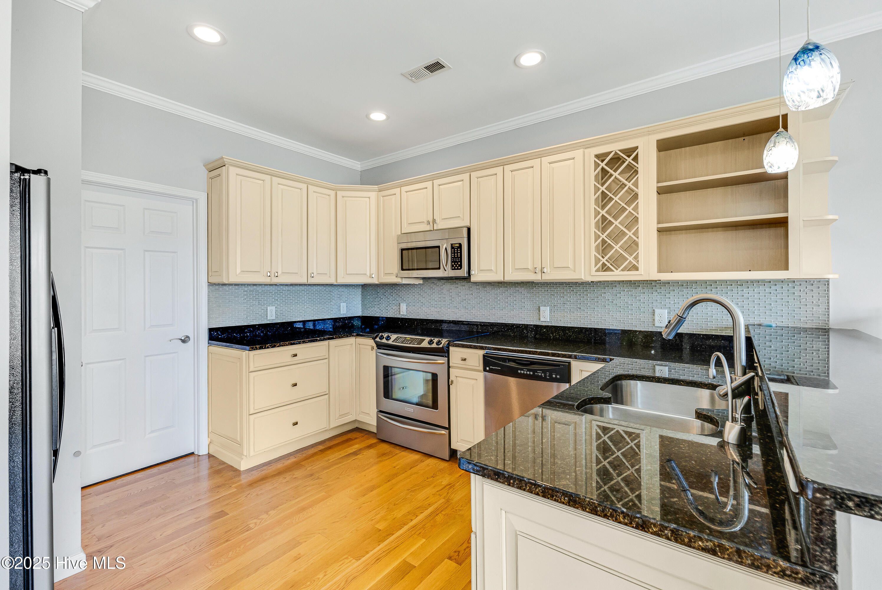 100535789 | Photo 16