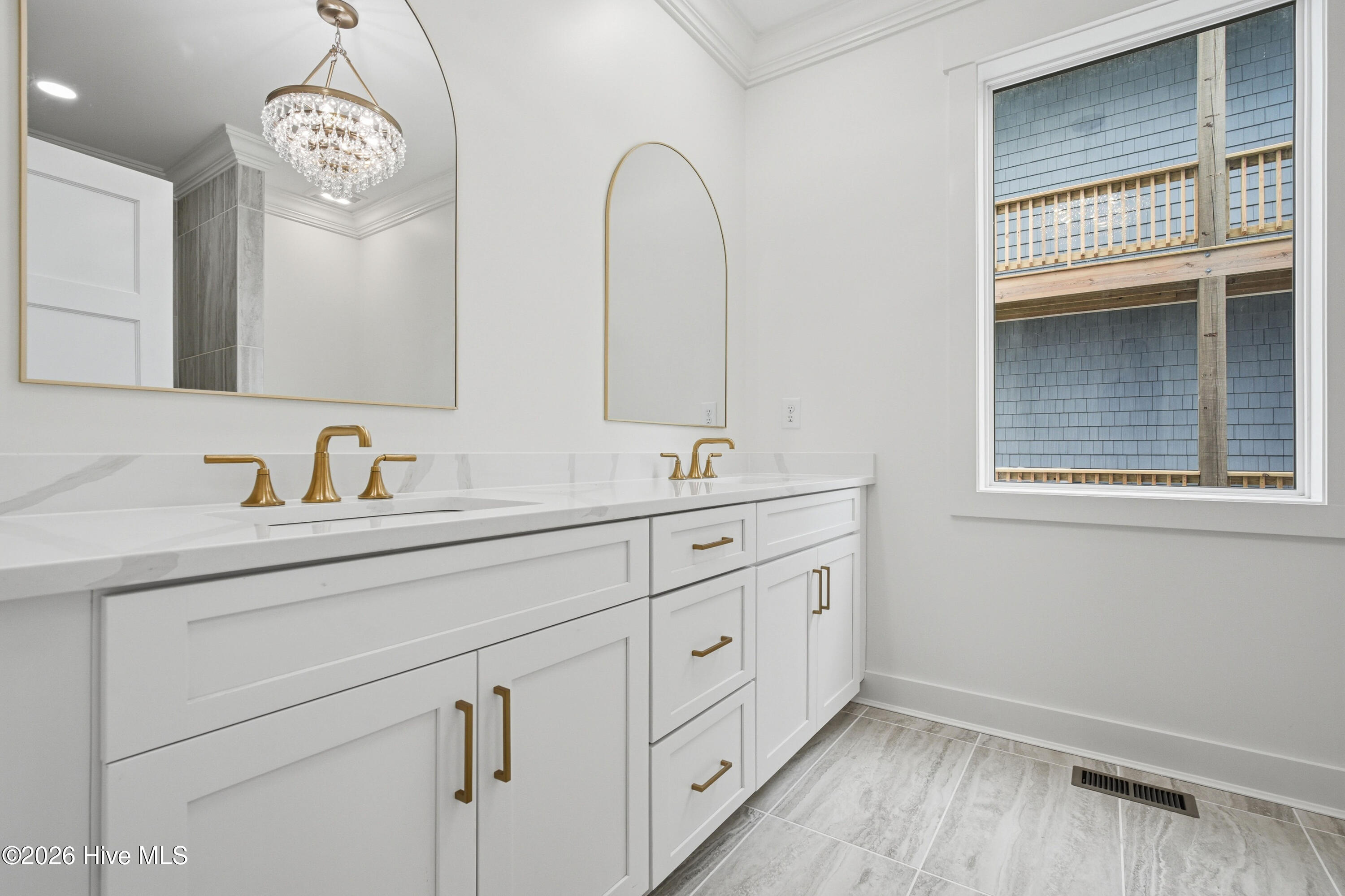 100508019 | Photo 38