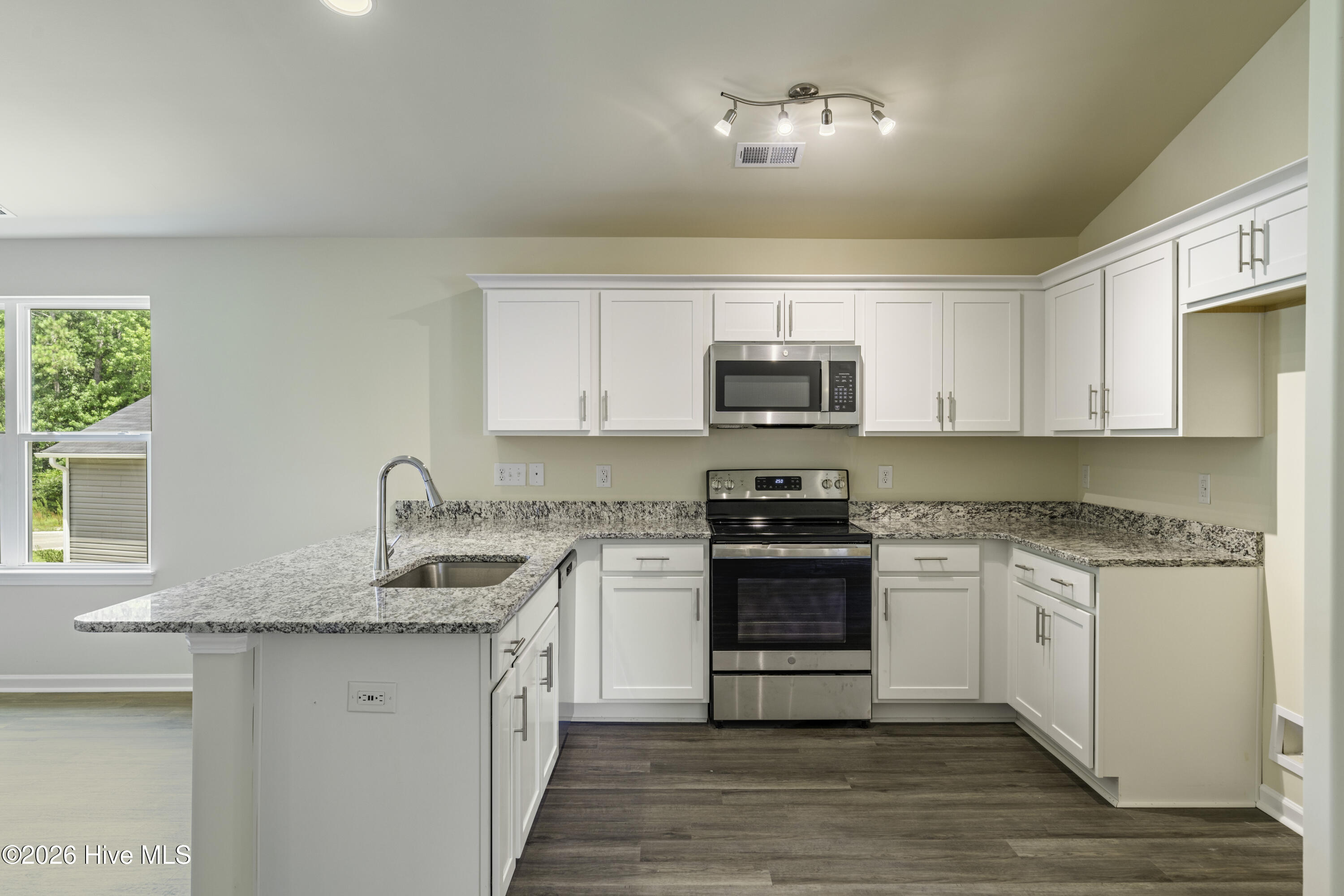 100550790 | Photo 14