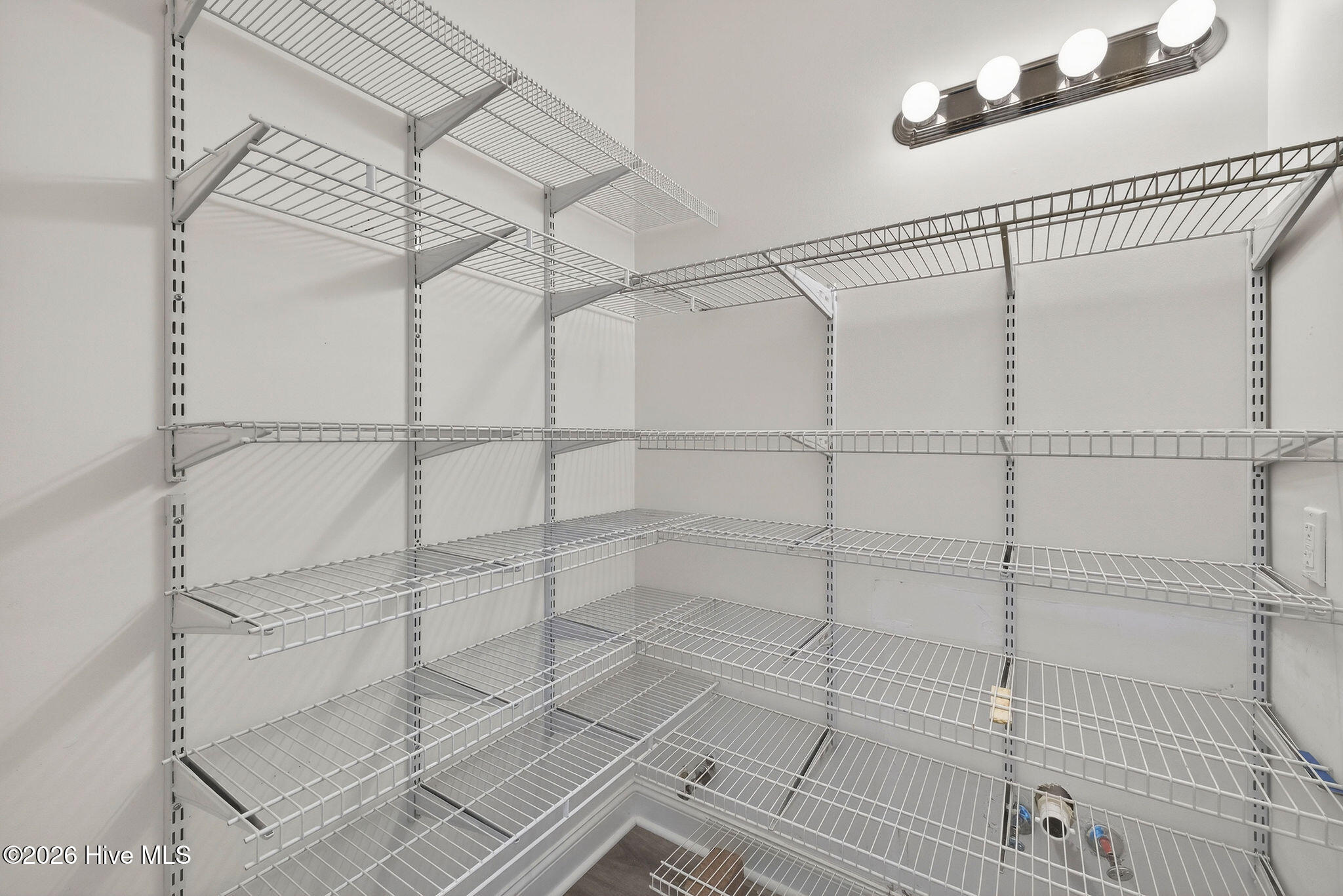 100562994 | Photo 17