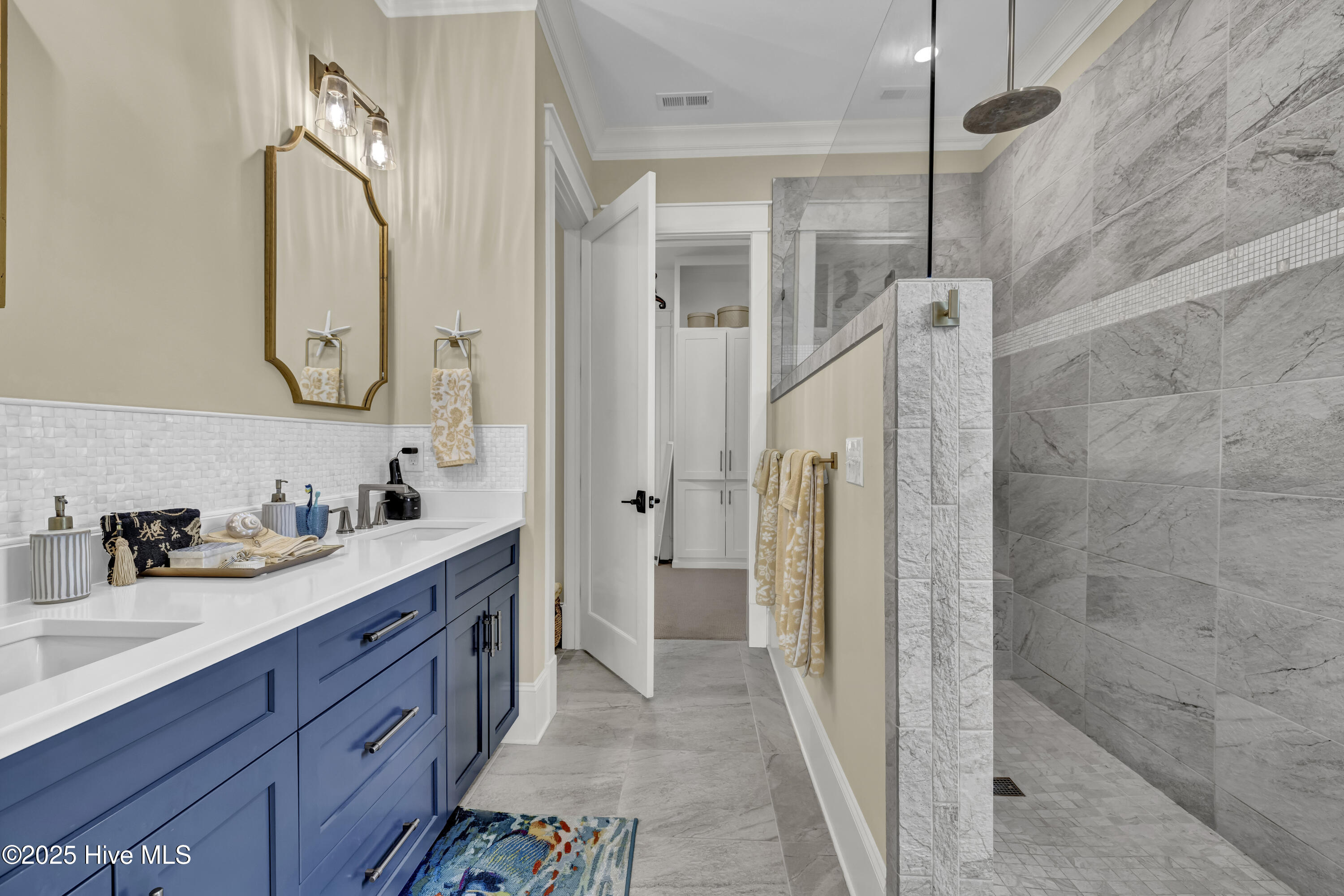 100537011 | Photo 35