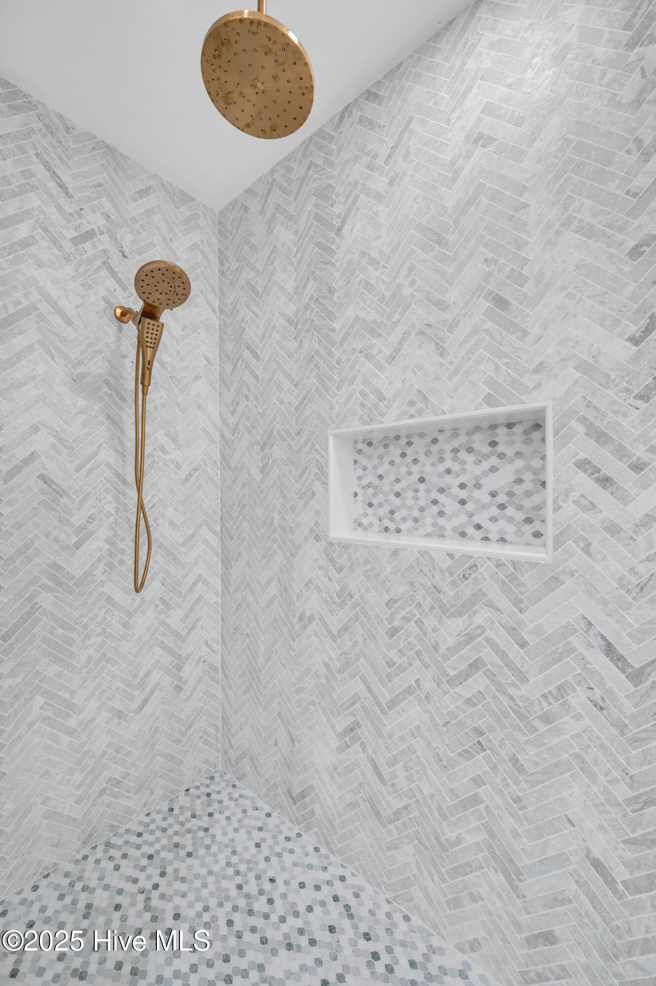 100540114 | Photo 30