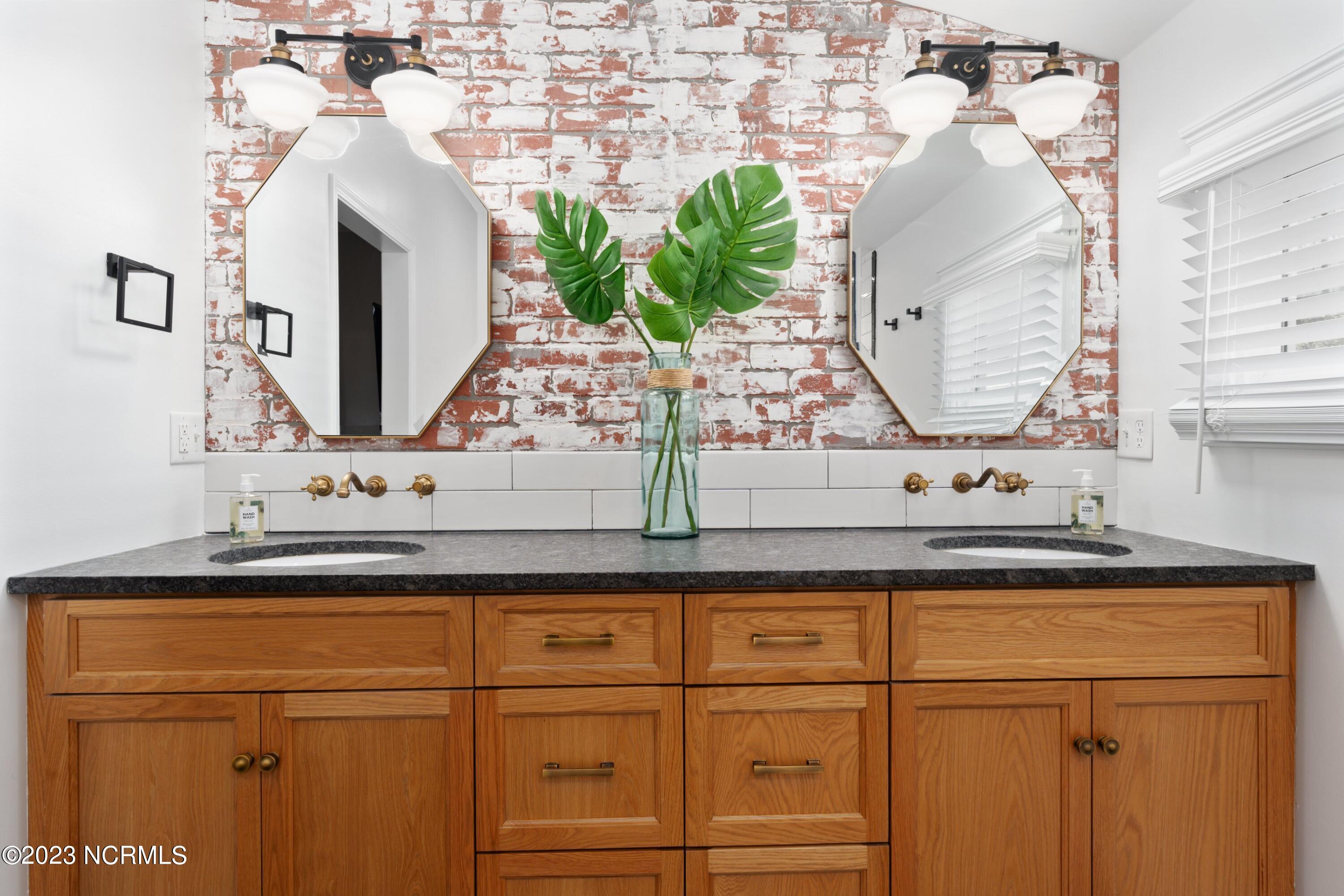 100559919 | Photo 22