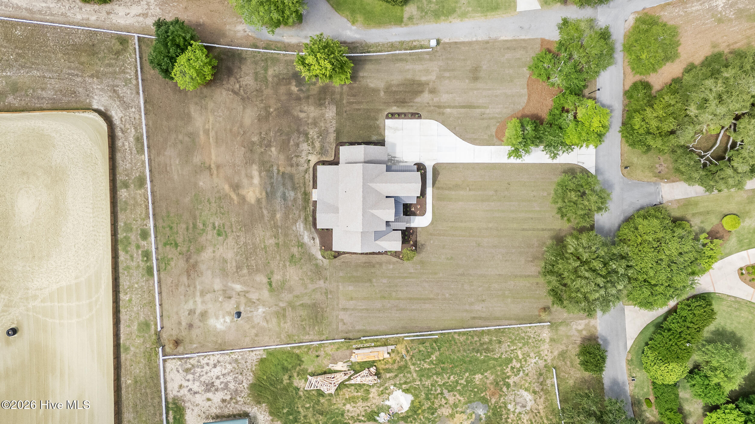 100570401 | Photo 50