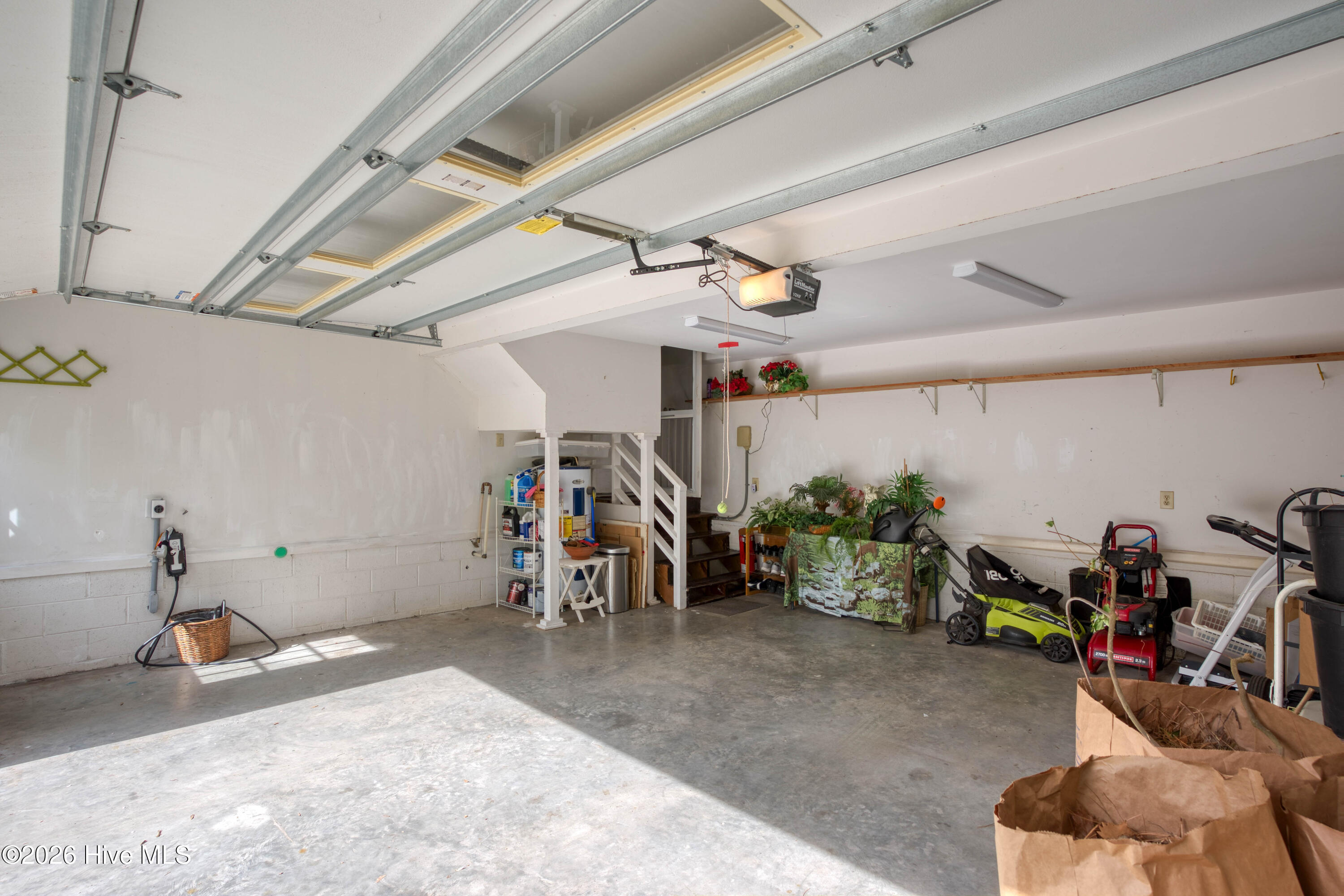 100562340 | Photo 24