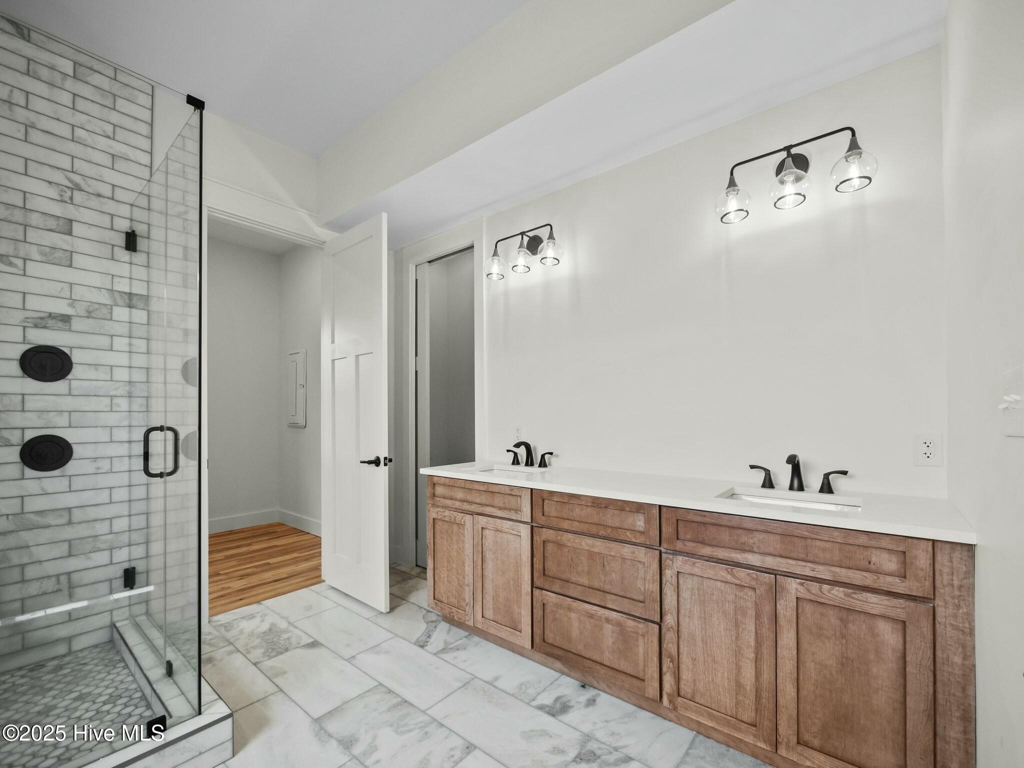 100535594 | Photo 13