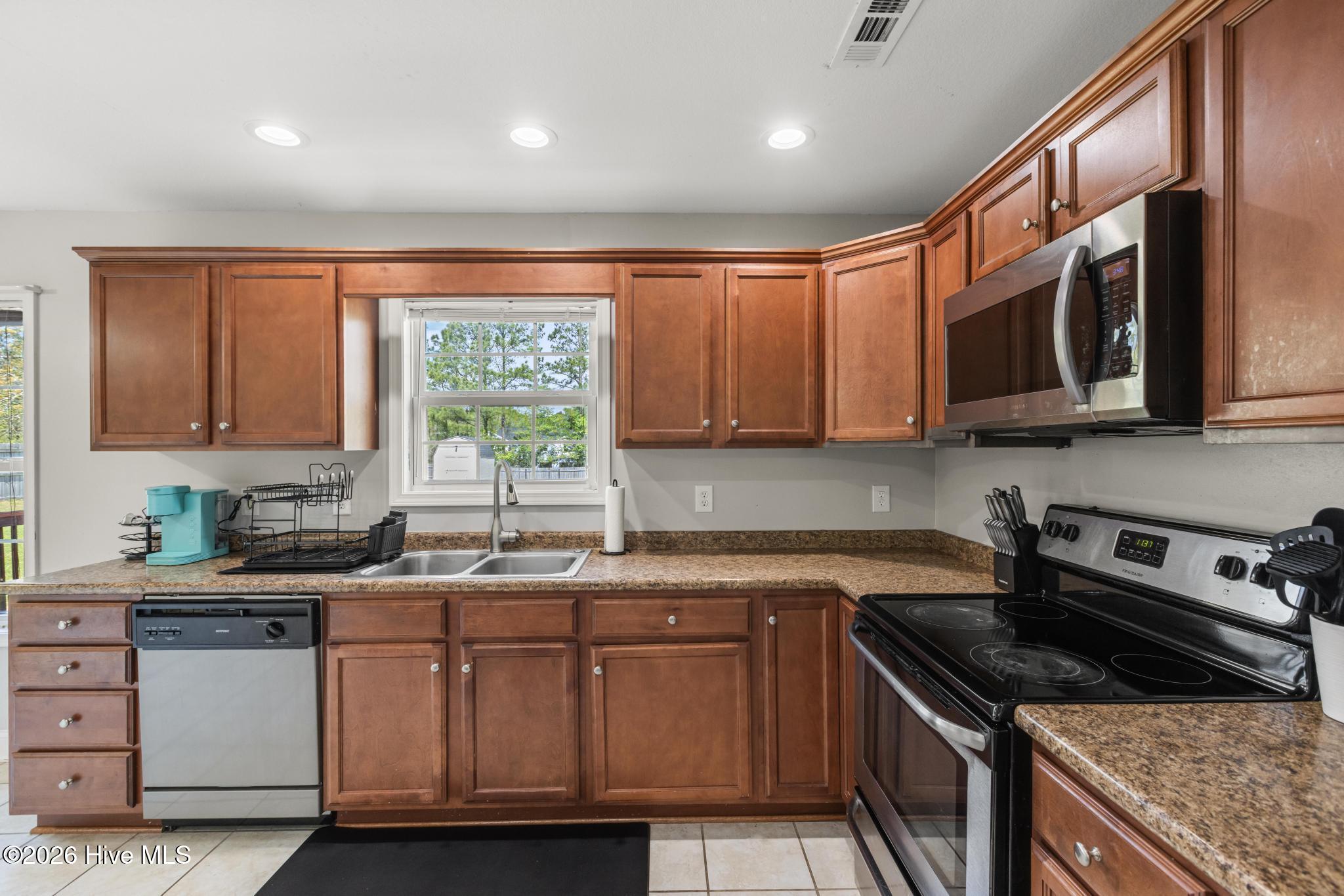 100566886 | Photo 11