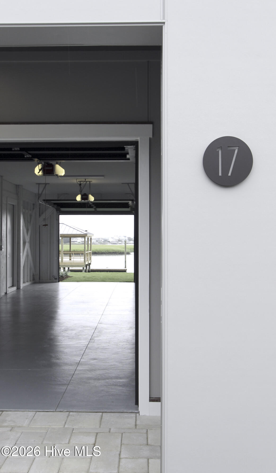 100563584 | Photo 52