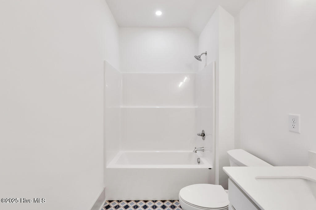 100446979 | Photo 18