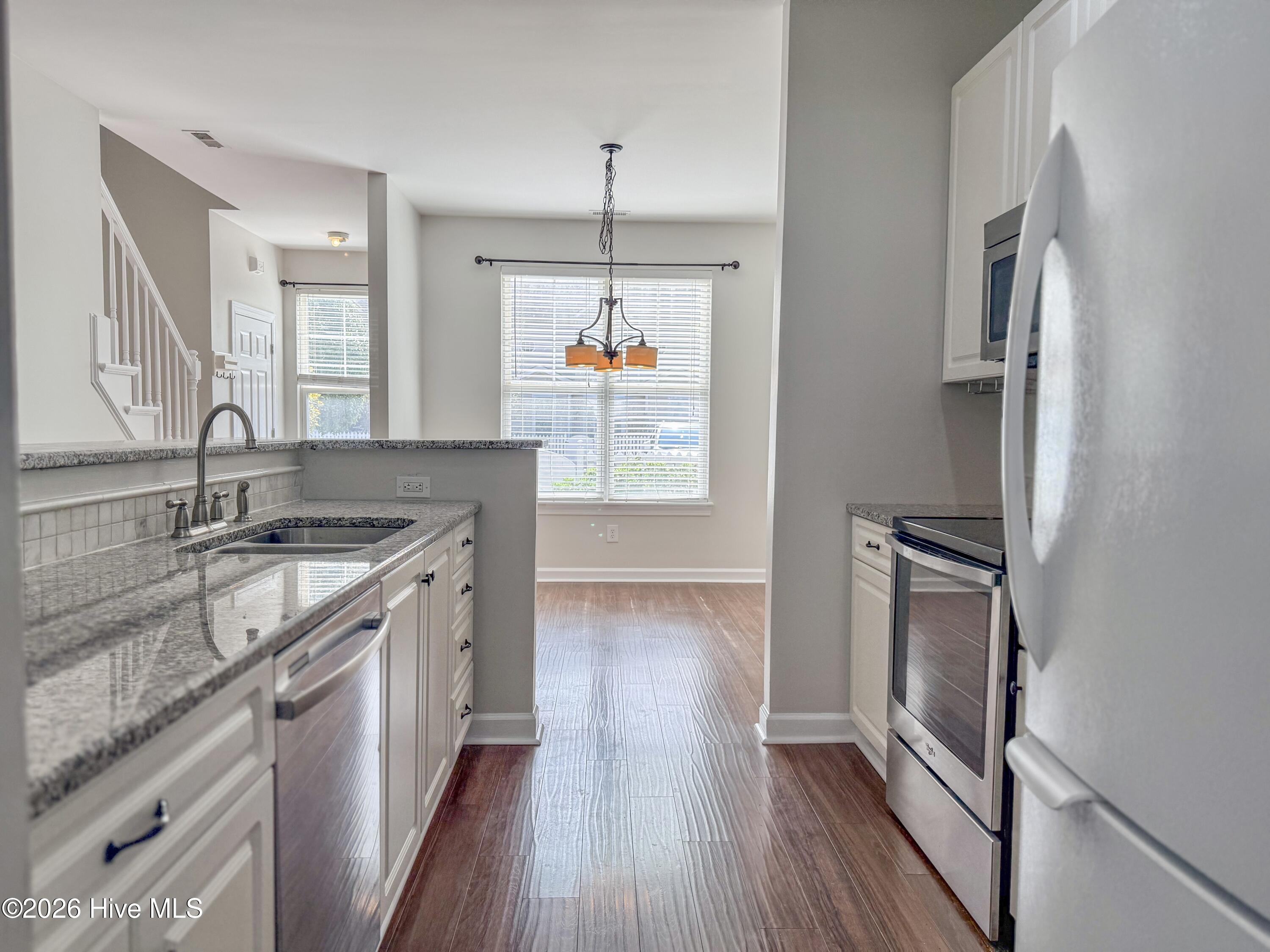 100565370 | Photo 10