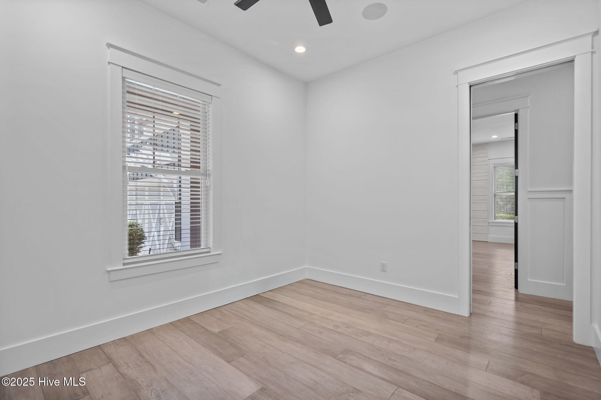 100532333 | Photo 43