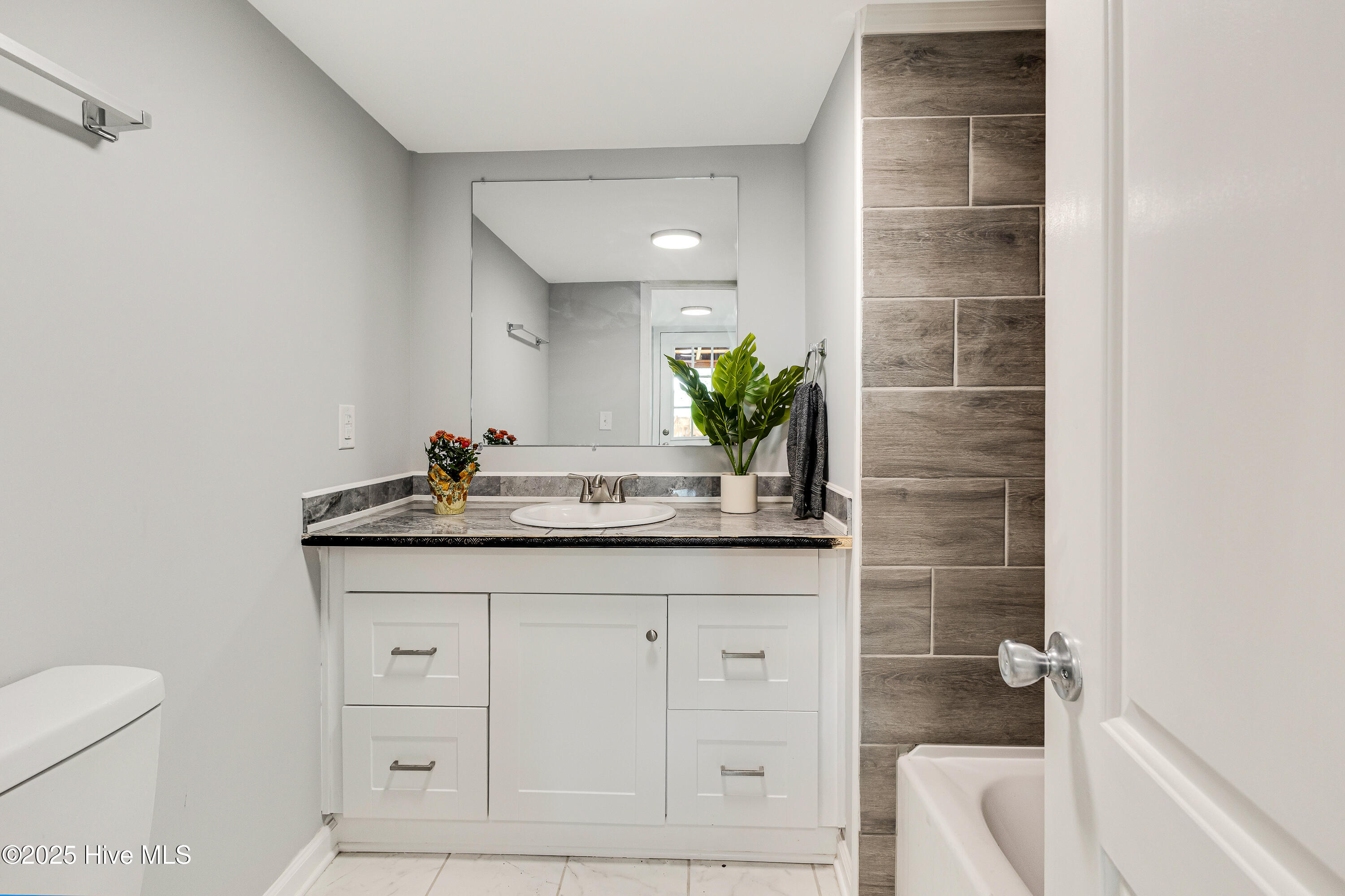 100519555 | Photo 21