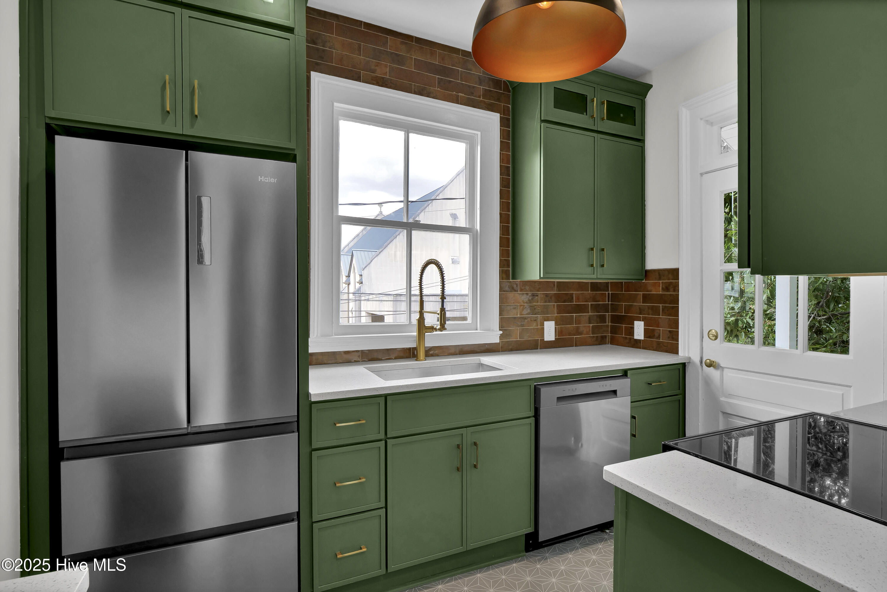 100529897 | Photo 11