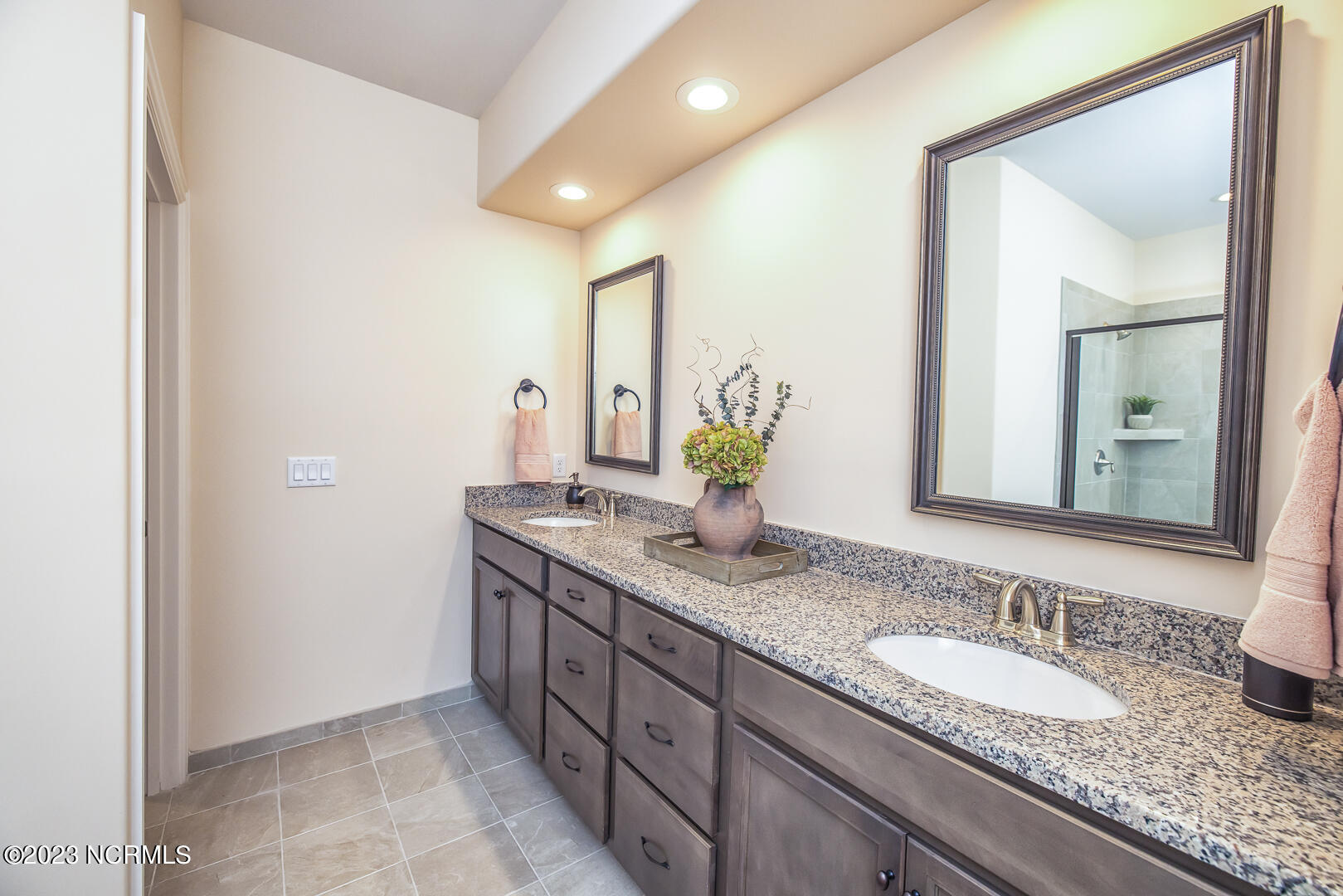 100512925 | Photo 29