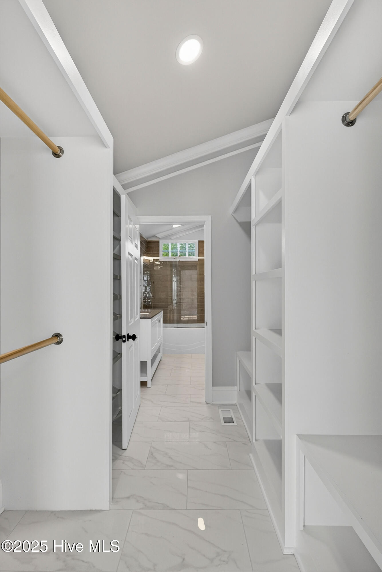 100537754 | Photo 24