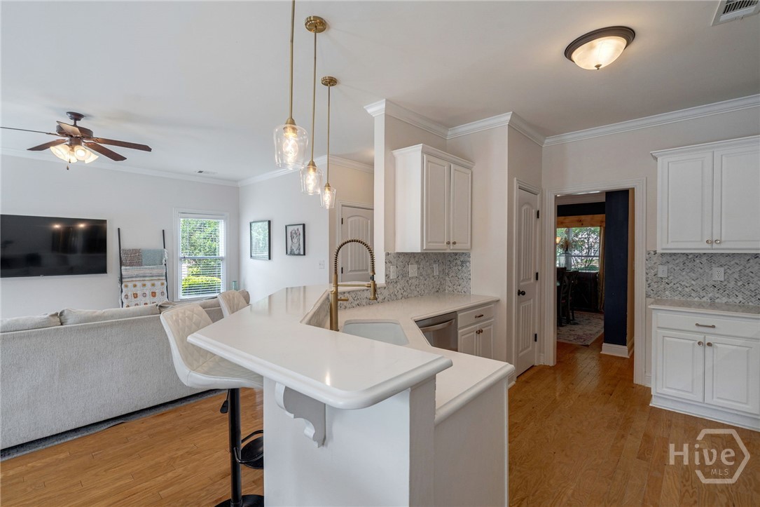 Kitchen - A charming breakfast bar area that provi