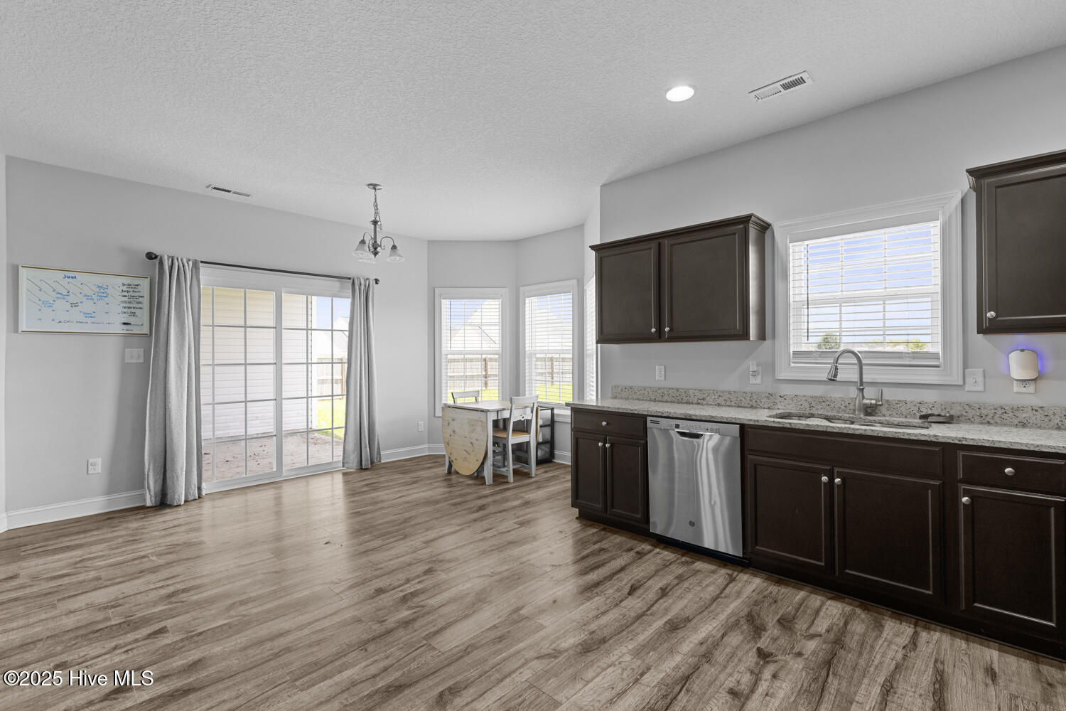 100513271 | Photo 12