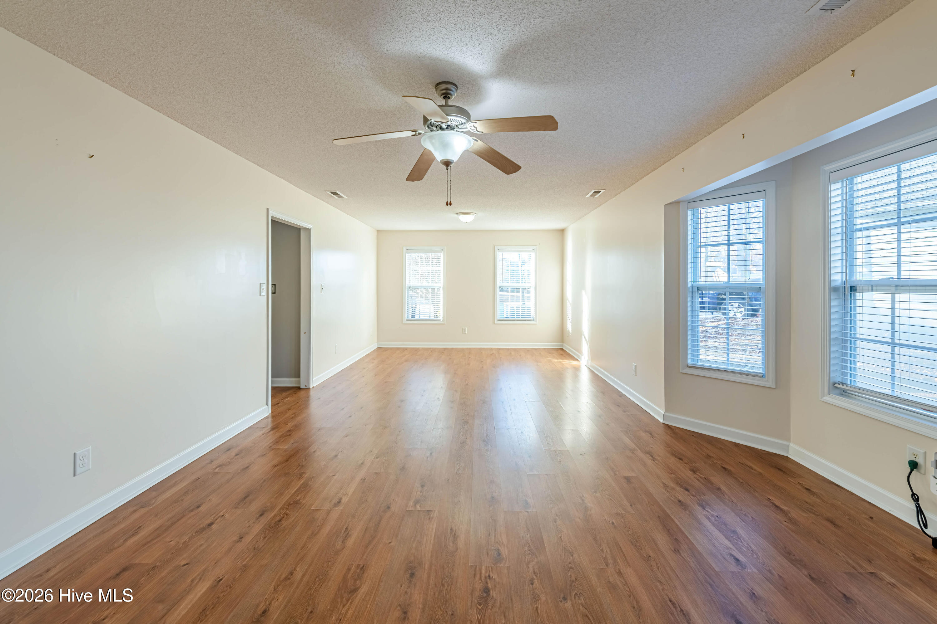 100536665 | Photo 12