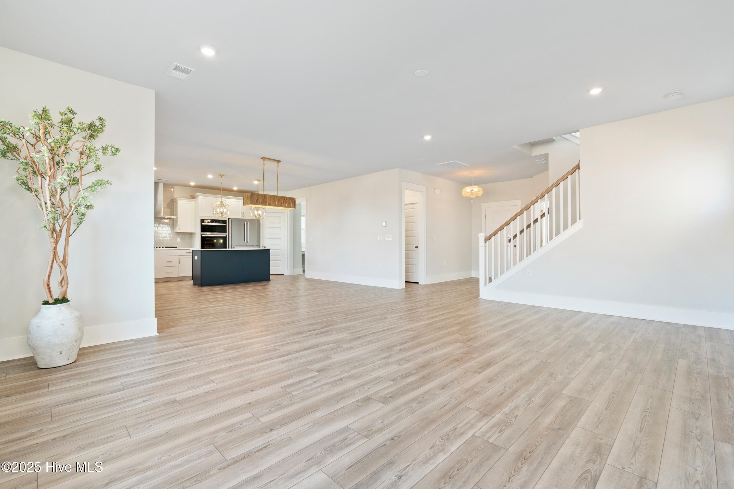 100547045 | Photo 13