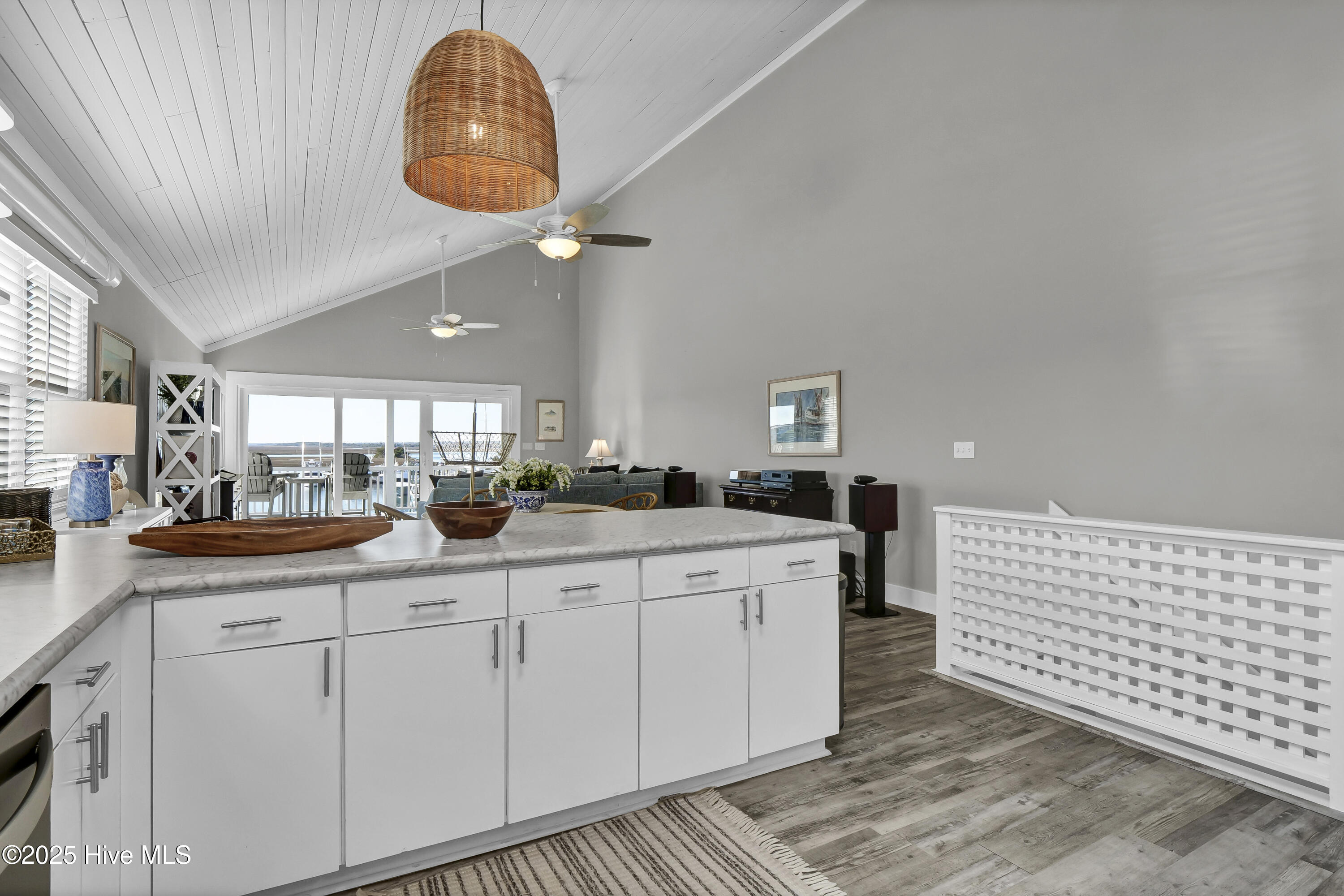 100469434 | Photo 18