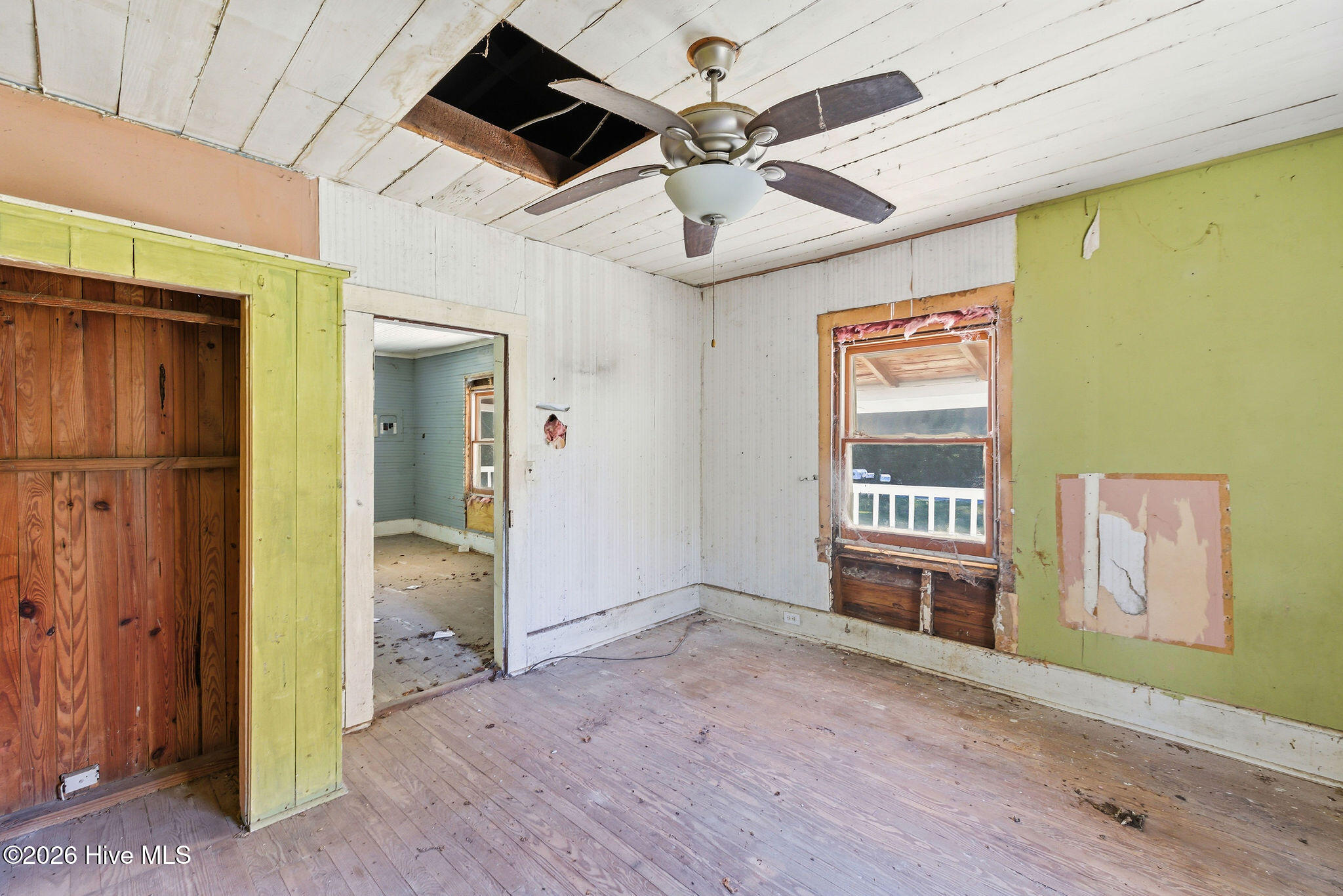 100561075 | Photo 10