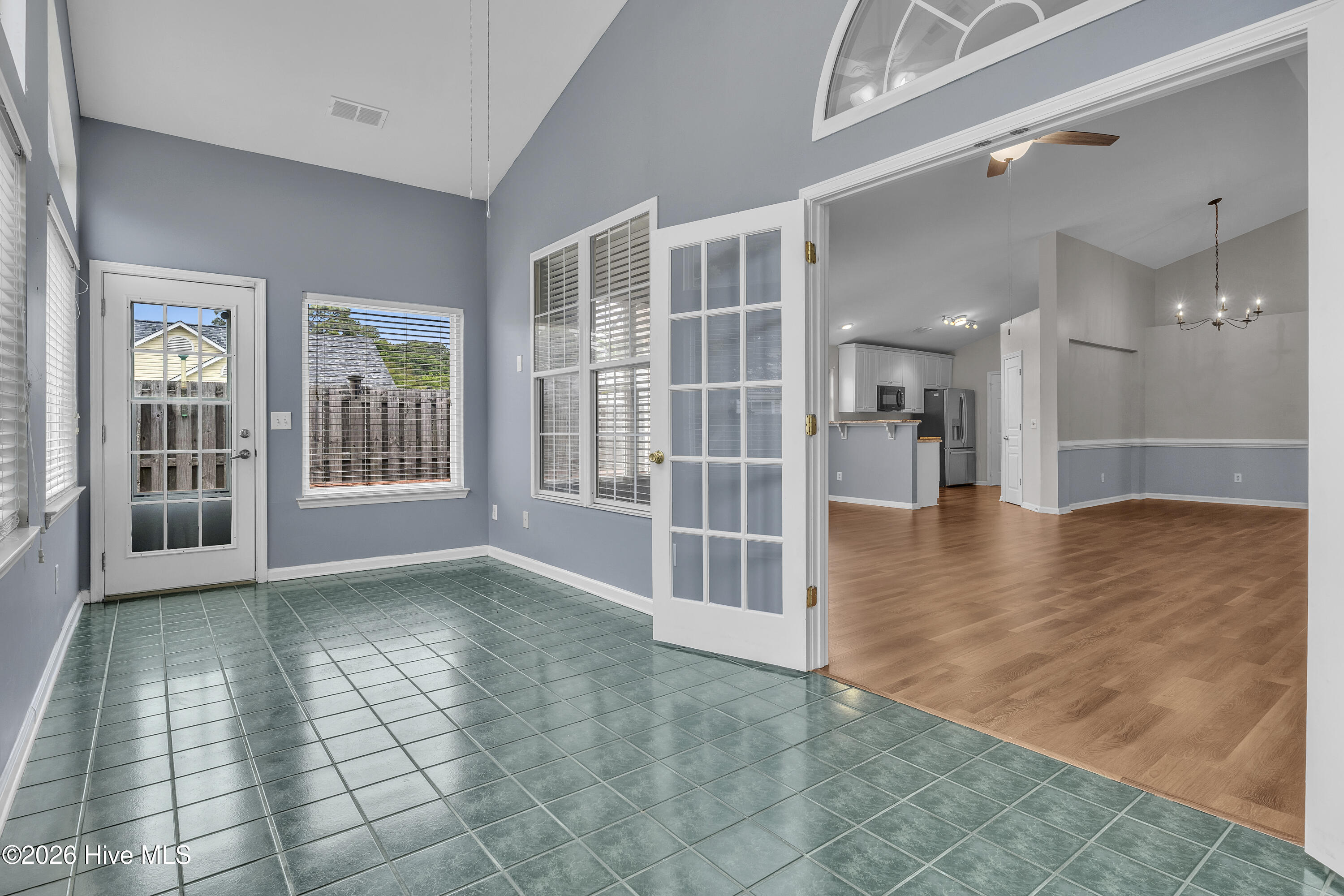 100560677 | Photo 30